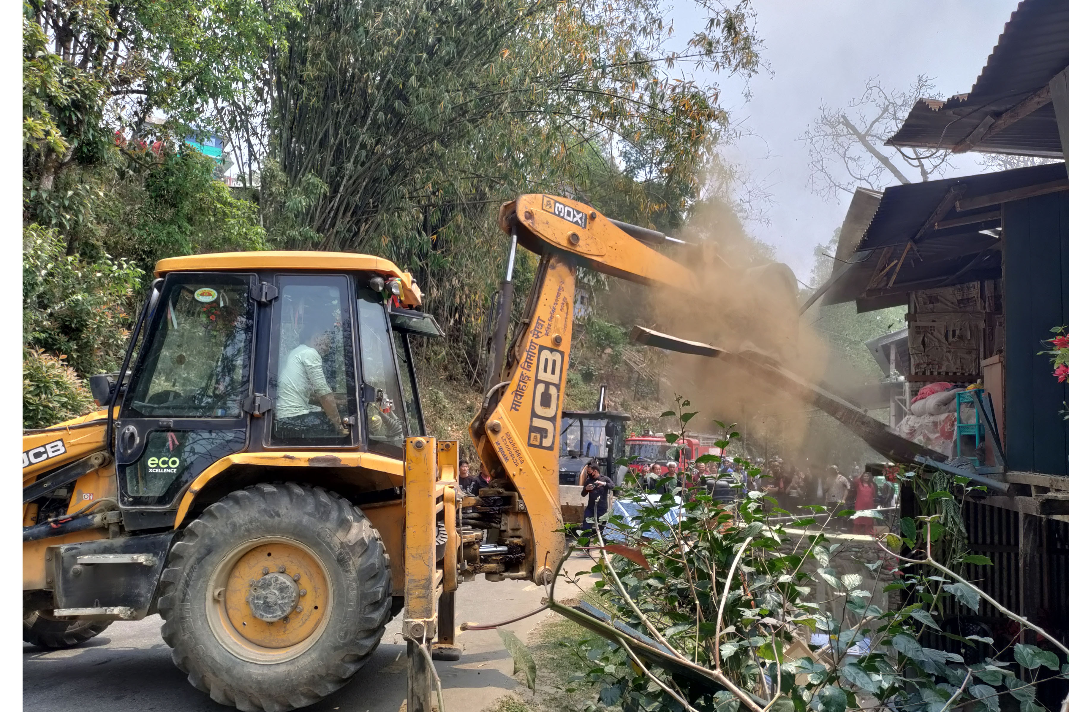 सडक क्षेत्राधिकार भित्रका संरचना हटाइँदै