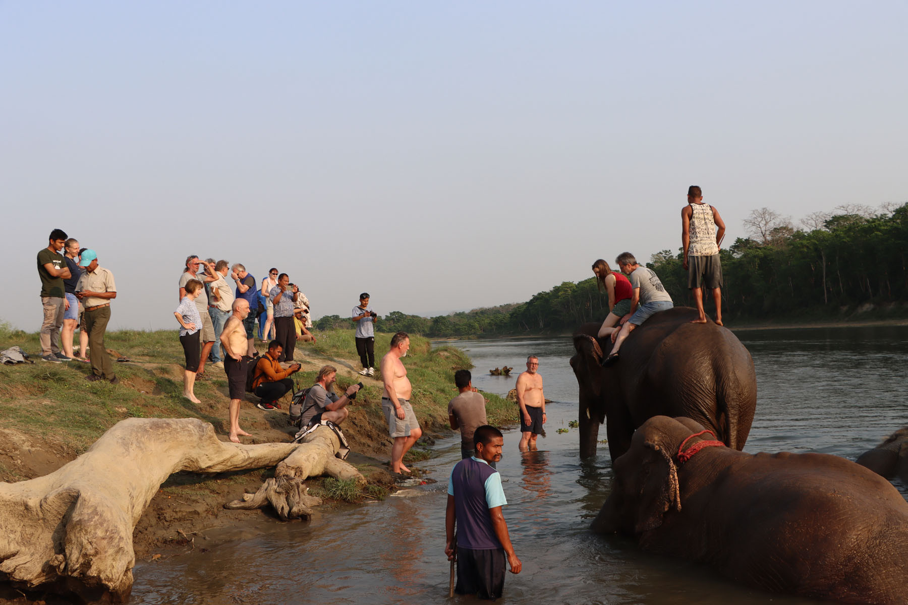 राप्ती नदीमा विदेशी पर्यटक