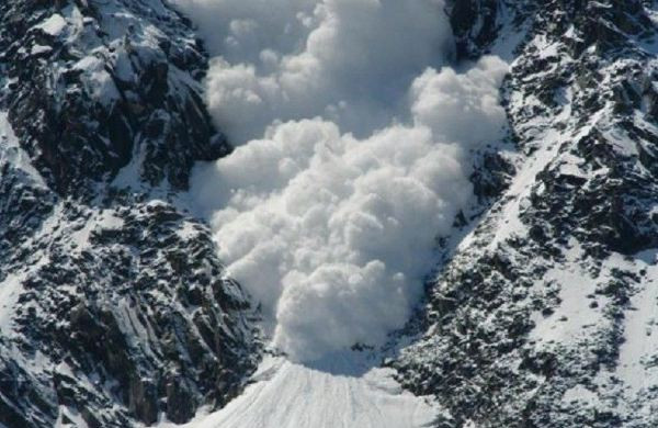 सगरमाथा आरोहणमा गएका तीन गाइडको हिम पहिरोमा परेर मृत्यु