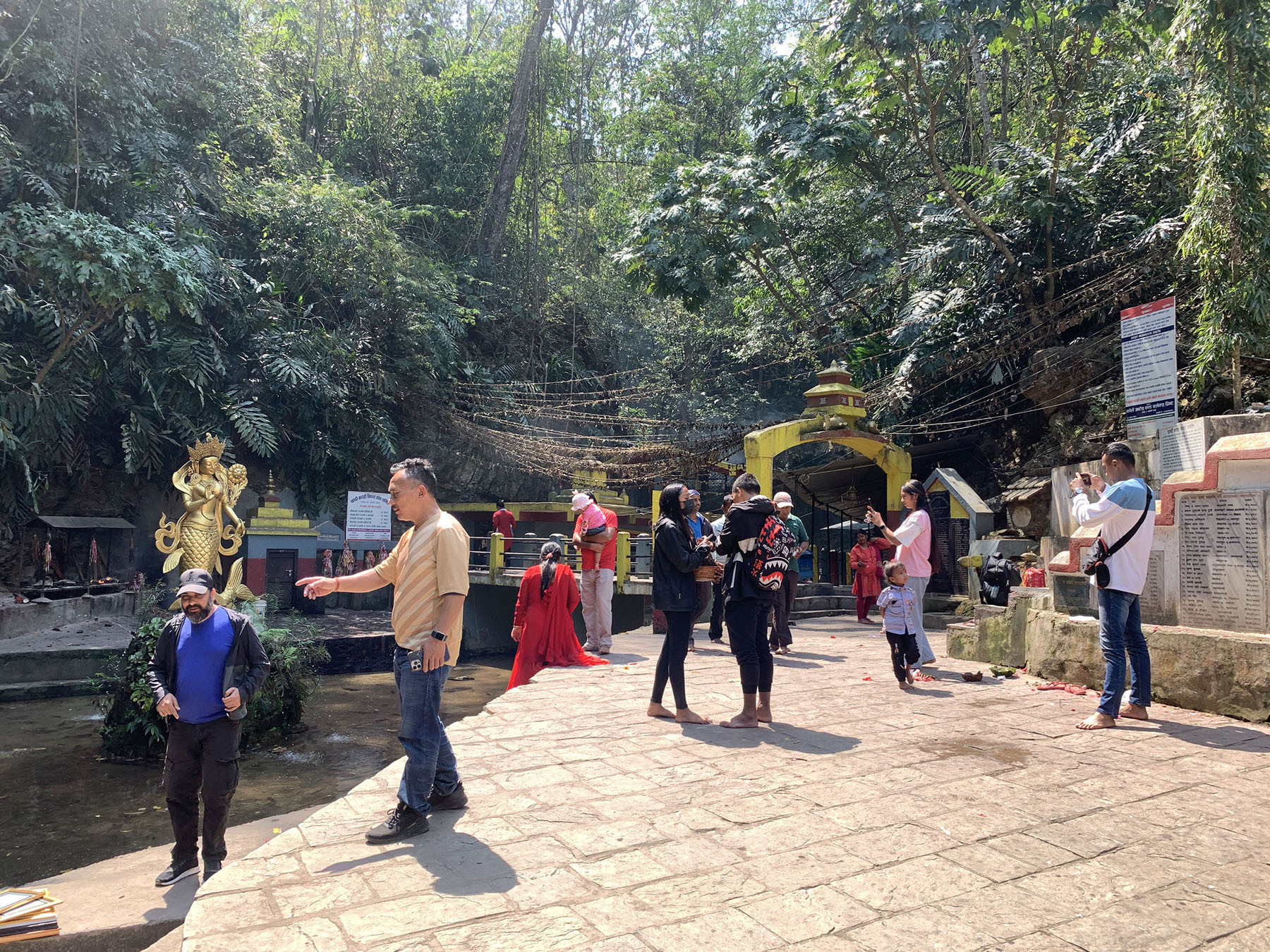 छाब्दीवाराही मन्दिरमा भक्तजन