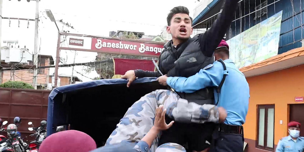 प्रधानमन्त्रीविरुद्ध नाराबाजी गर्ने तीन युवामाथि अभद्र व्यवहारको मुद्दा