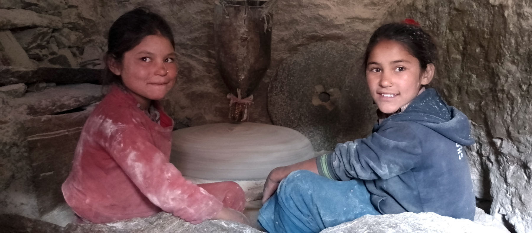 पानी घट्टमा कोदो पिस्दै