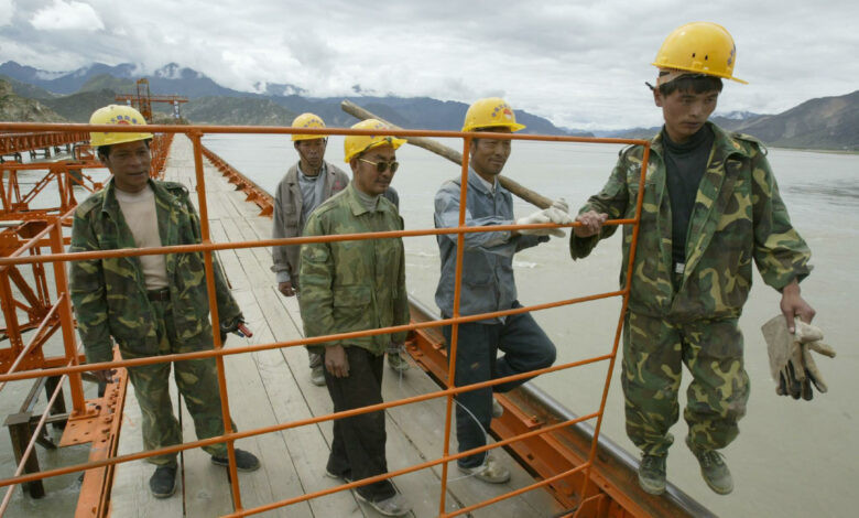 कती छन् नेपालमा विदेशी श्रमिकहरु ? श्रम इजाजत पाउँने मापदण्ड यस्तो छ !