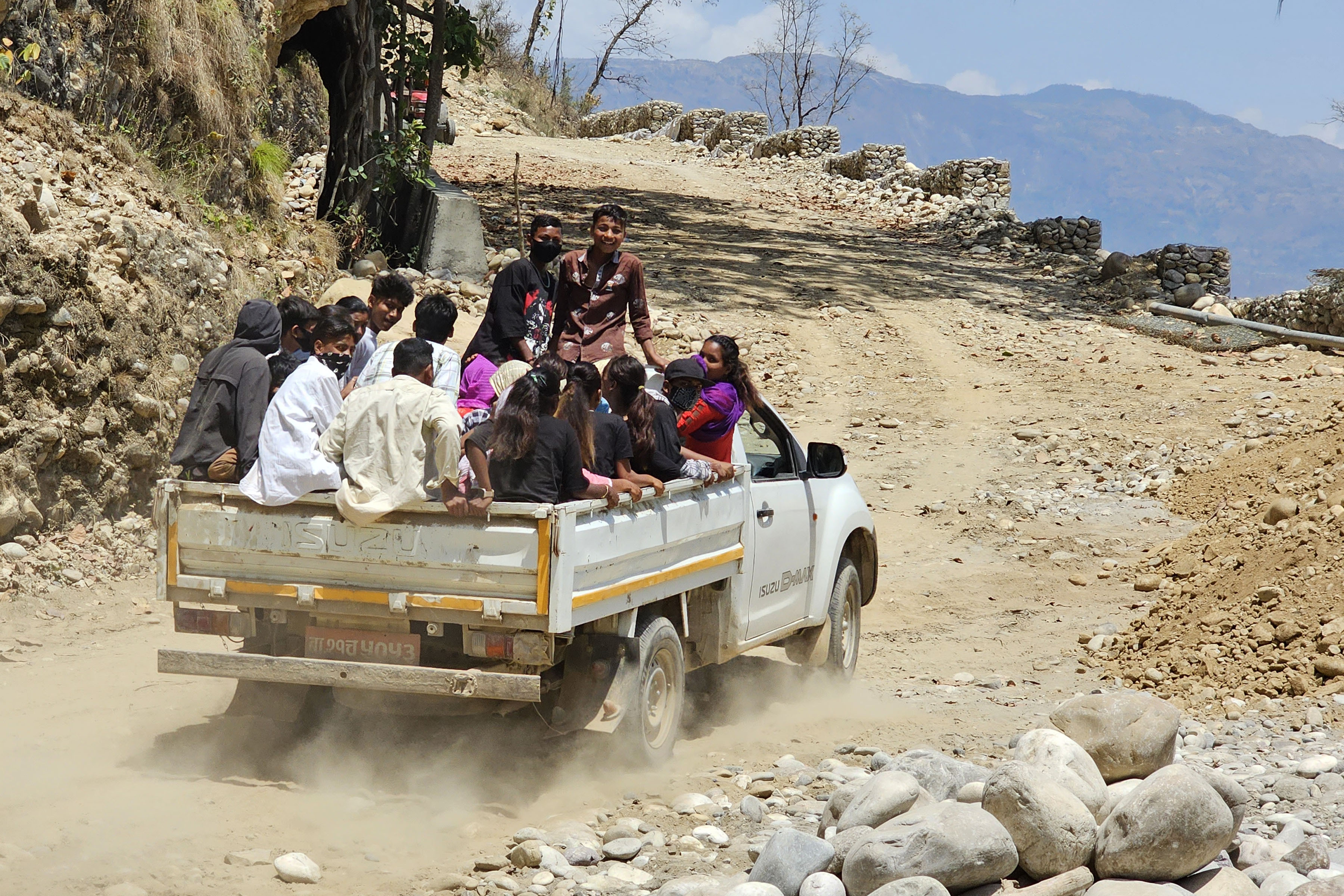 सुर्खेतको चौकुने गाउँपालिका वडा नं ९ घटगाउँमा असुरक्षित यात्रा