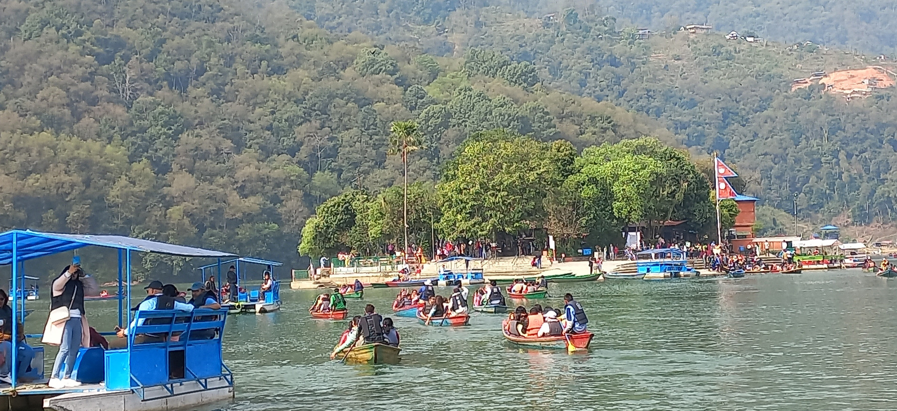 डुङ्गा सयर गर्दै भक्तजन