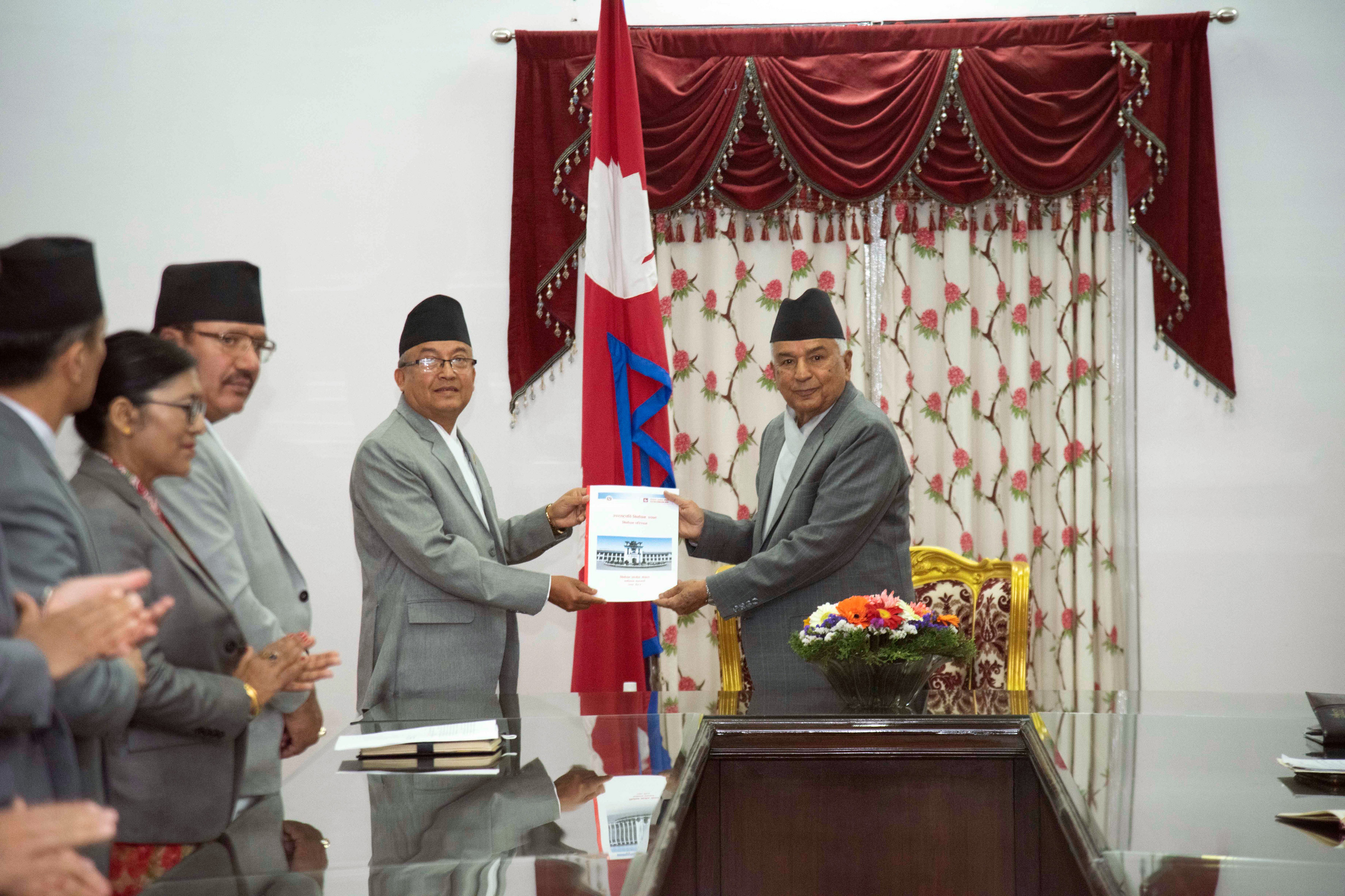 राष्ट्रपतिसमक्ष उपराष्ट्रपति निर्वाचनको परिणामसहितको प्रतिवेदन पेस