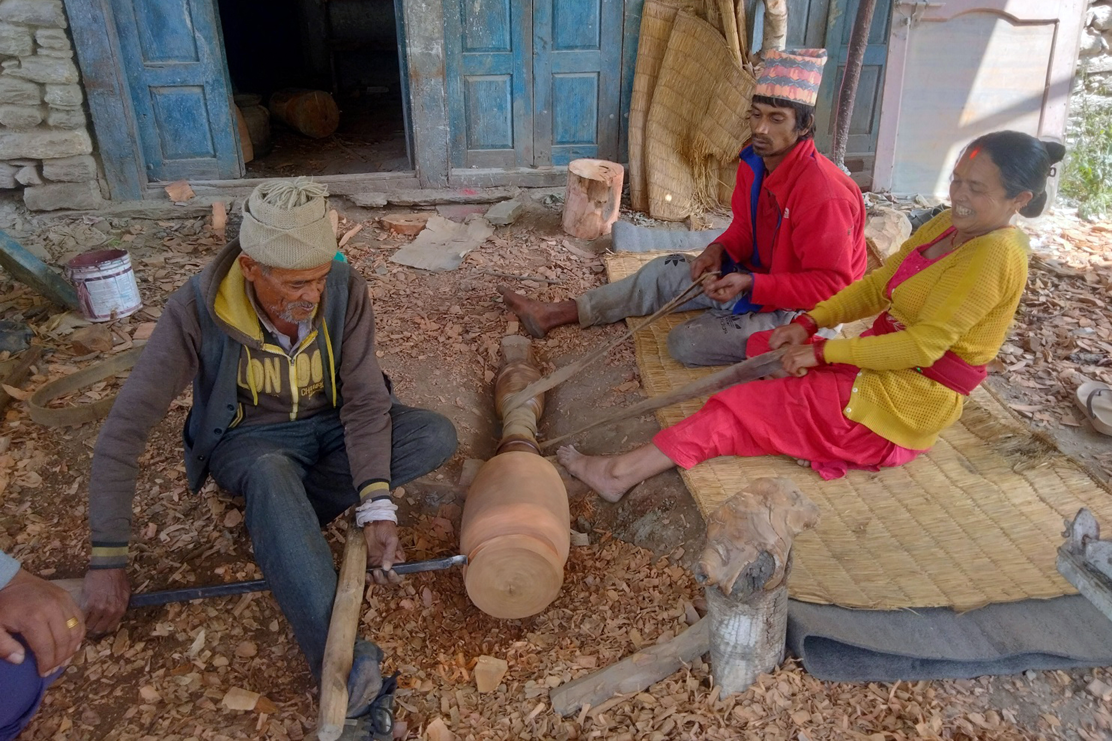 काठको ठेकी बनाइँदै