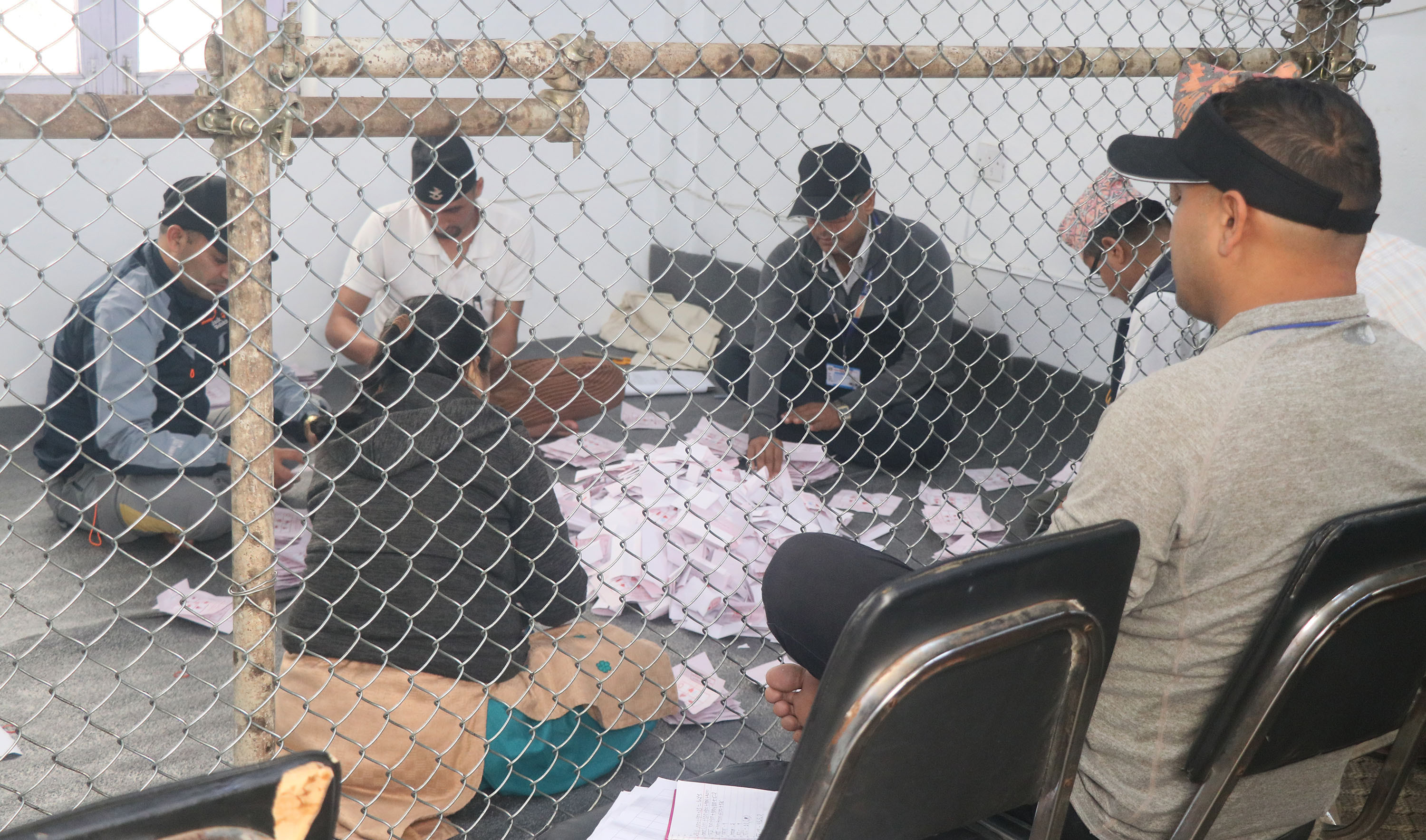 जिल्ला समन्वय समितिको भवनमा उपनिर्वाचनको मतगणना गरिँदै