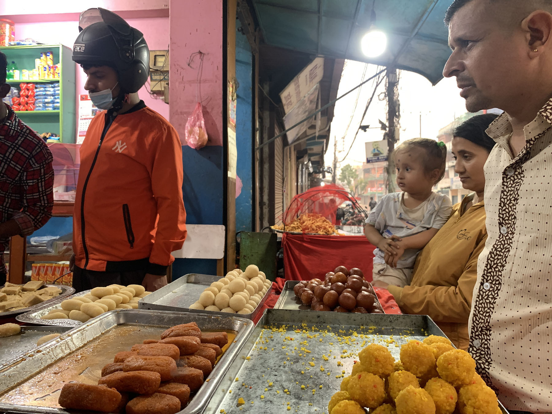 माता तीर्थ औँसीका लागि मिठाई किन्दै