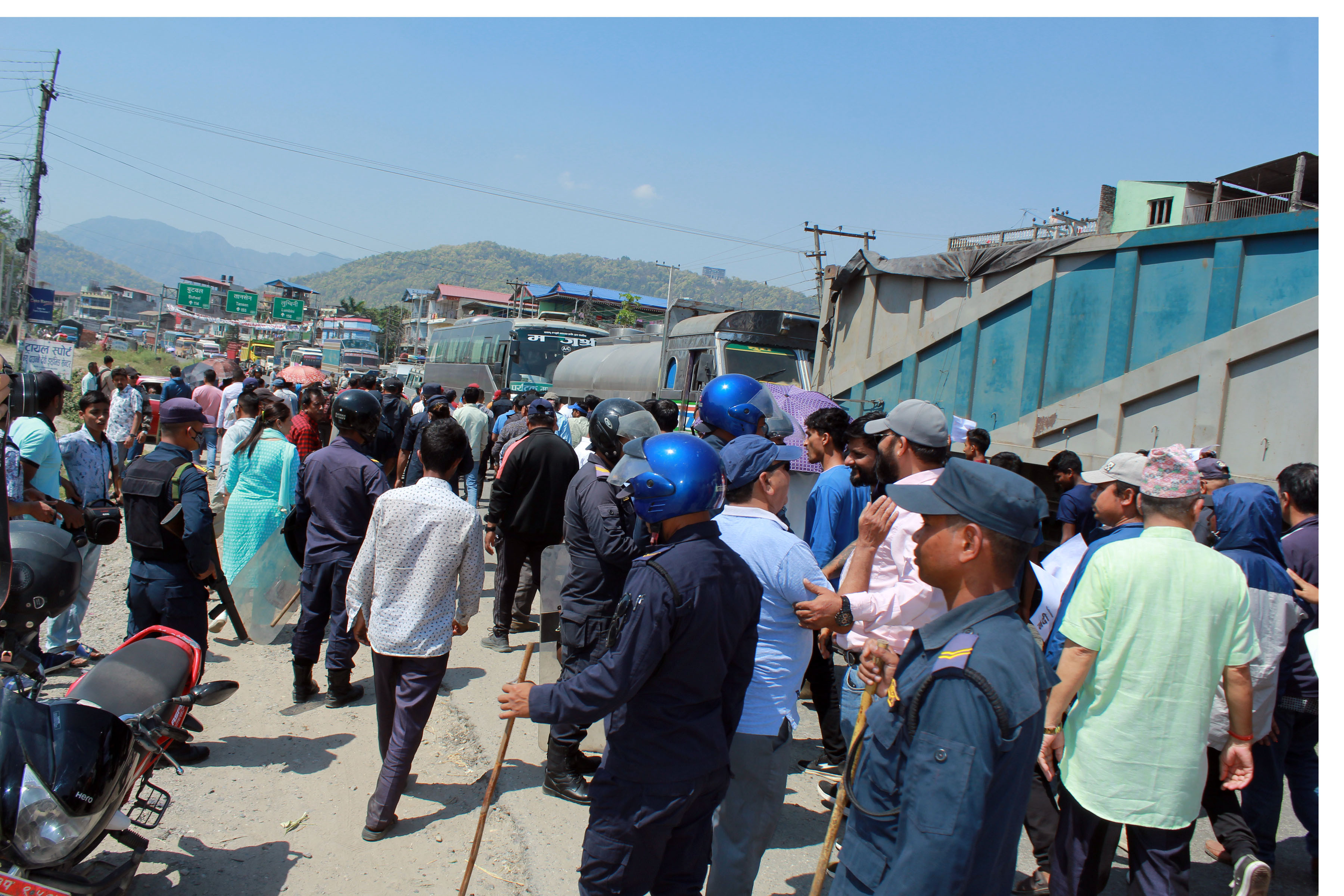 गैँडाकोटमा सडक अवरुद्ध