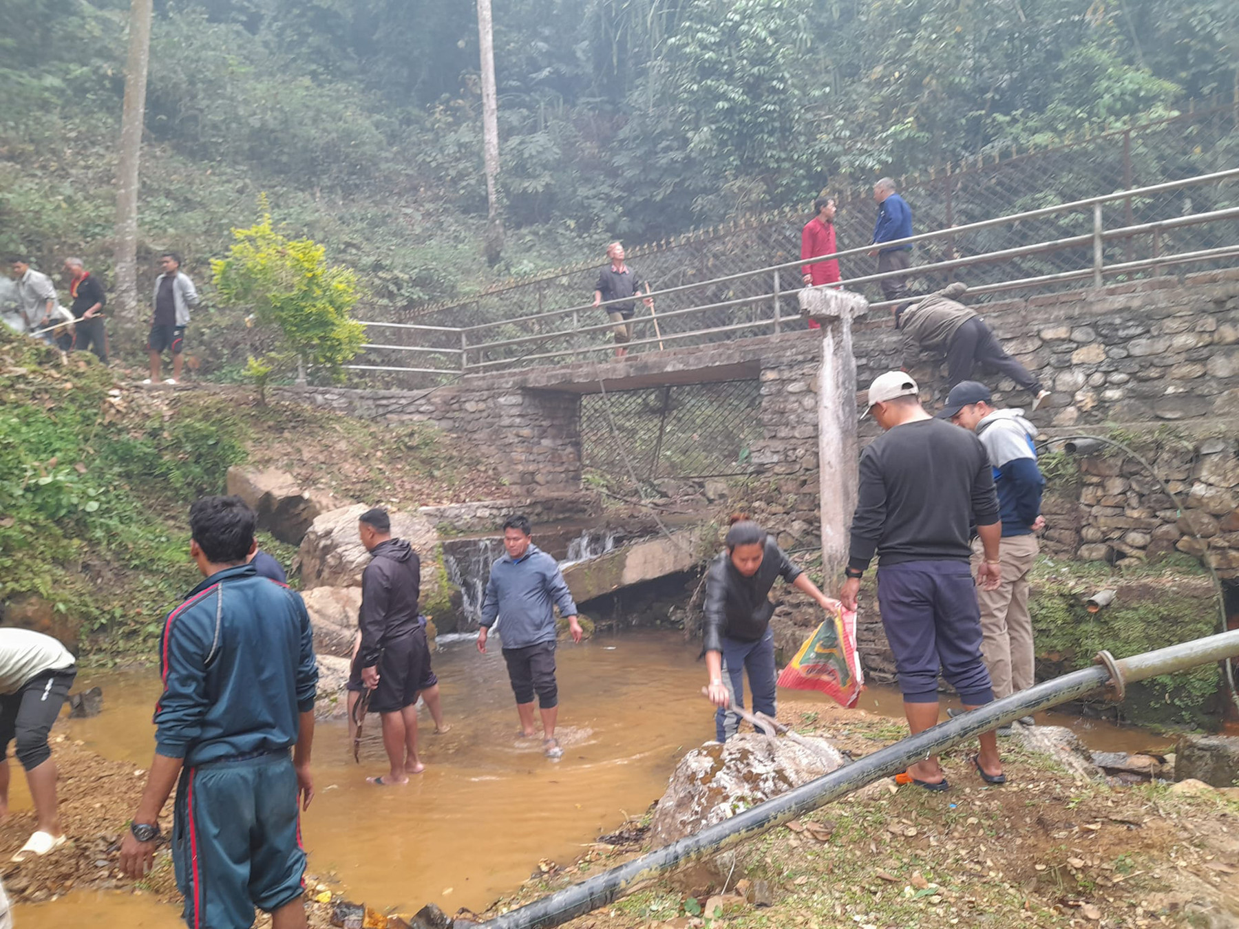 मन्दिर परिसरमा सरसफाइ गरिँदै