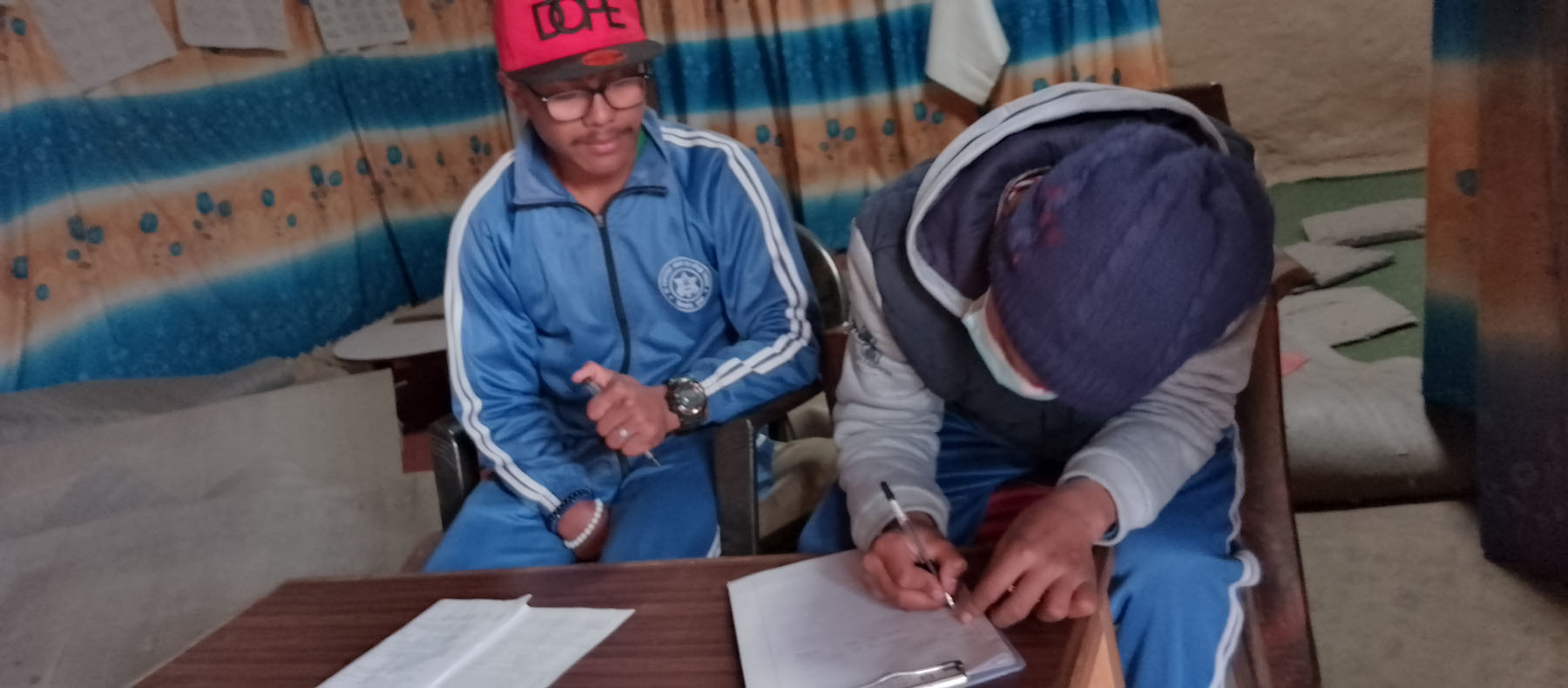 एइईमा परीक्षामा सहभागी दिँदै दृष्टिविहीन विद्यार्थी