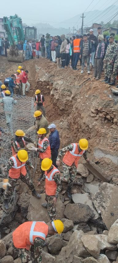 अवरुद्ध सडक खुलाउन सेना सक्रिय