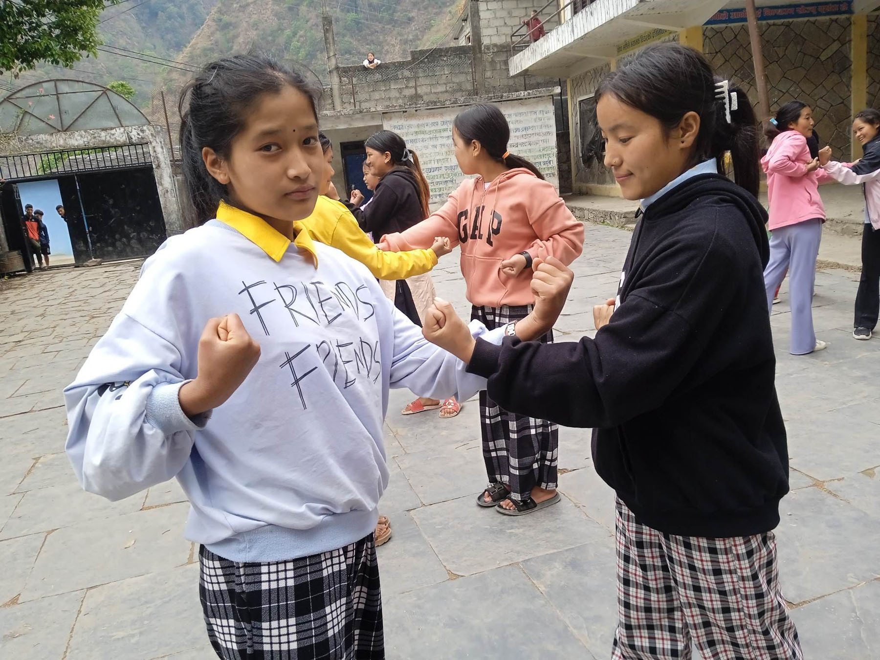 आत्मरक्षाको तालिम सिक्दै छात्रा