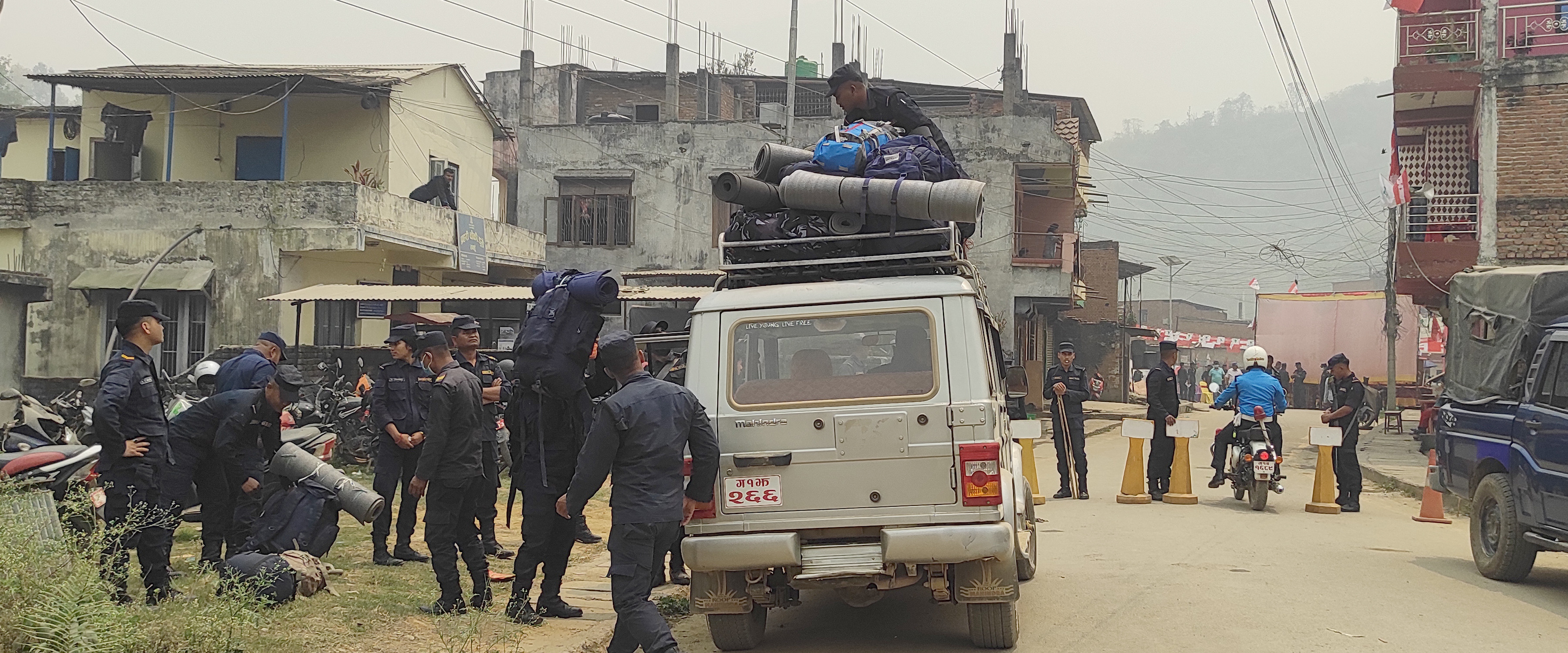 मतदान केन्द्रमा जाने तयारीमा सुरक्षाकर्मी