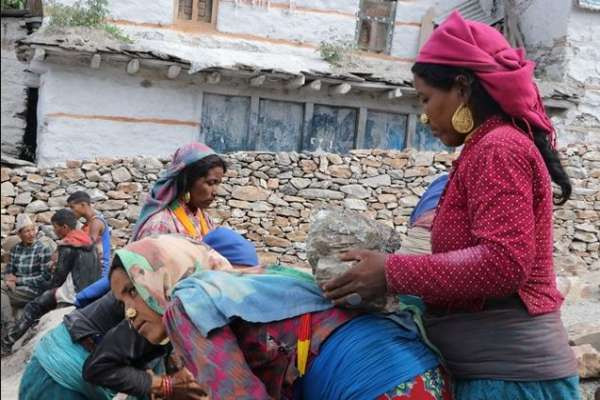 ज्याला गरेर नातिनी पढाउँदै चेपाङ हजुरआमाहरु