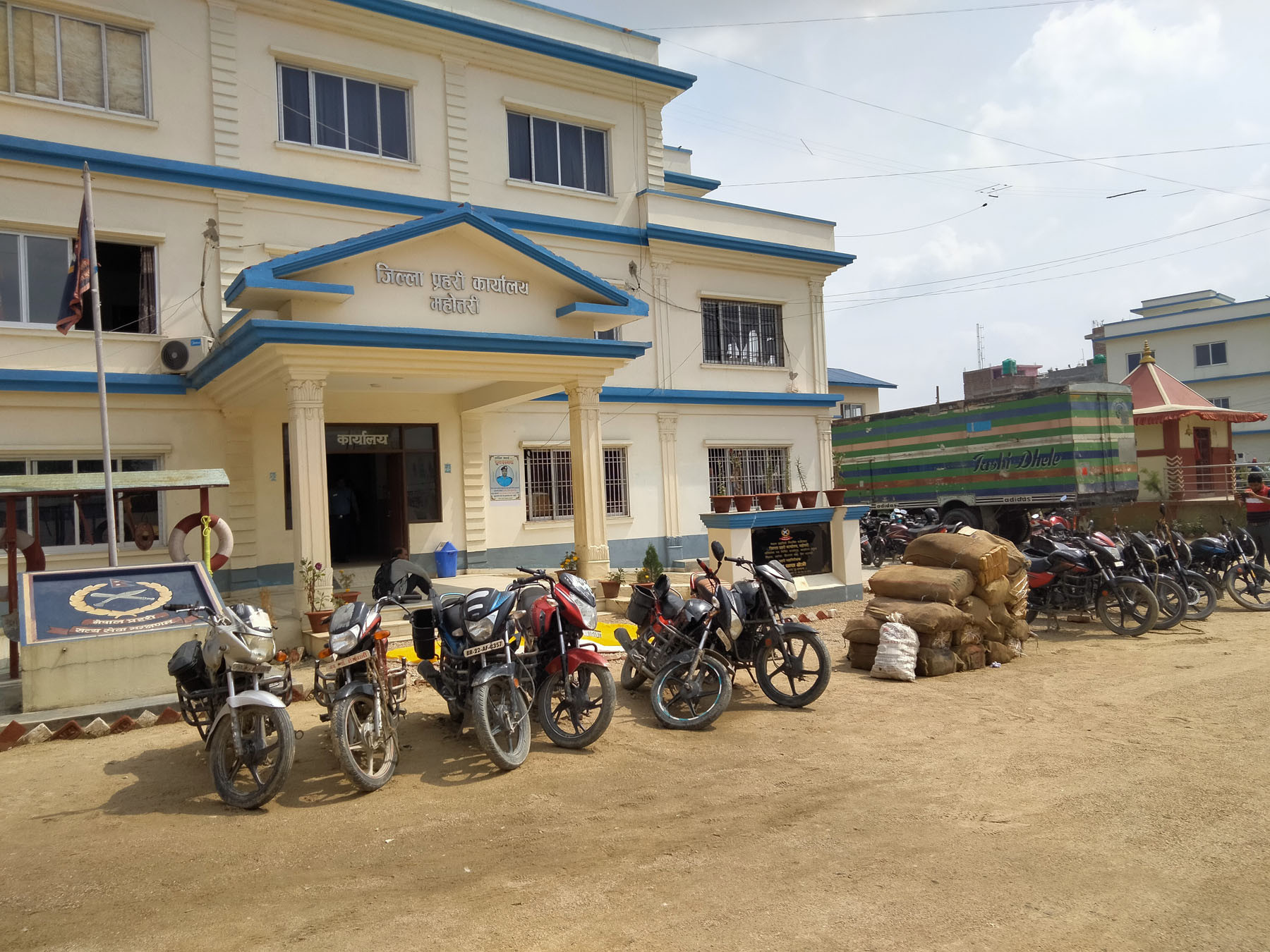 १३ वटा मोटरसाइकल र मदिरा नियन्त्रणमा