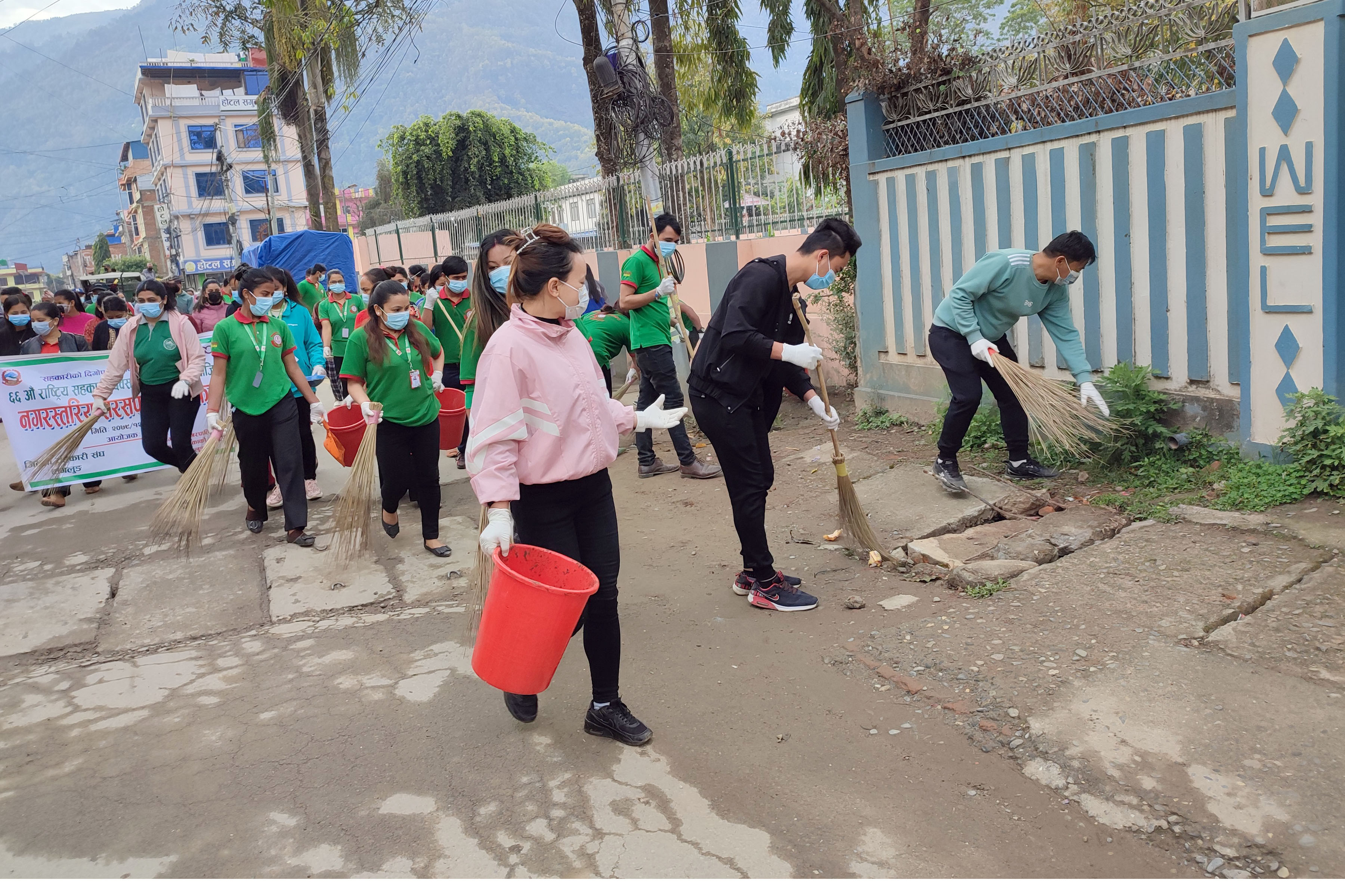 सरसफाई गर्दै सहकारीकर्मी तथा कर्मचारी