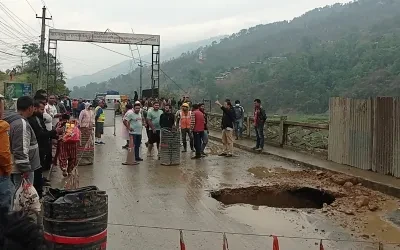 पुल भासिएपछि पृथ्वीराजमार्गमा सवारी आवागमन अवरुद्ध