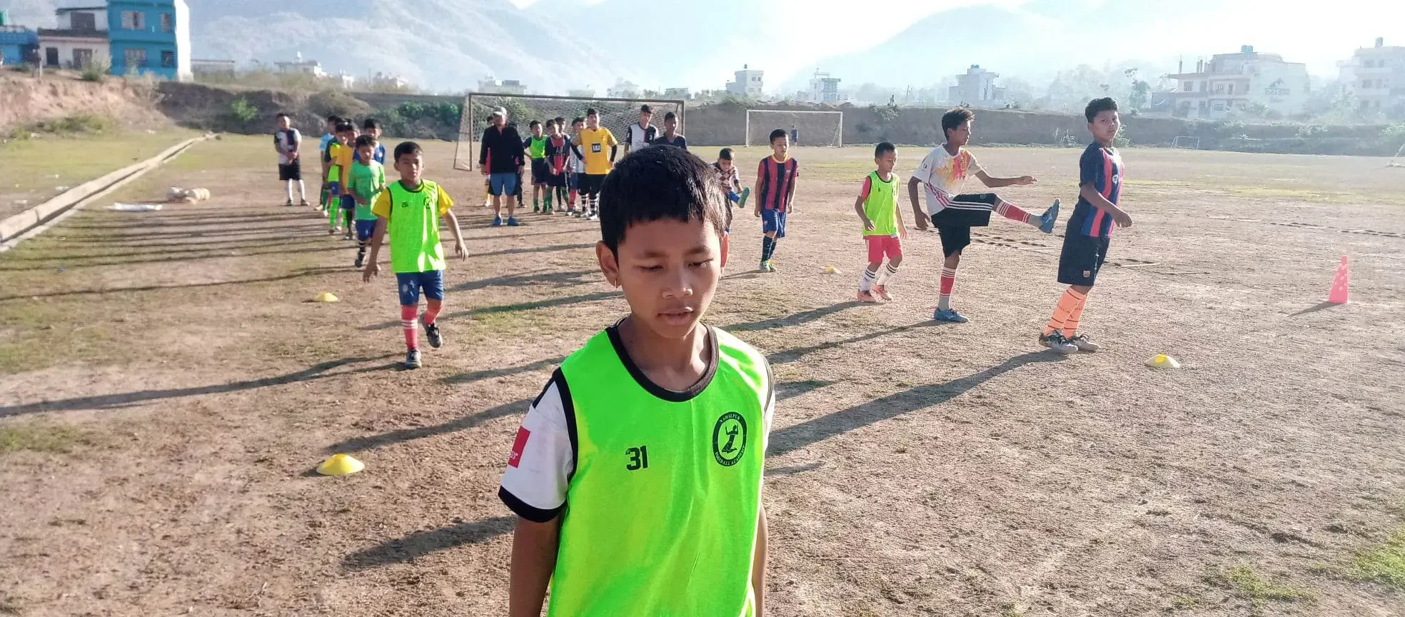 मोबाइल चलाउन छाडेर फुटबल सिक्दै बालबालिका