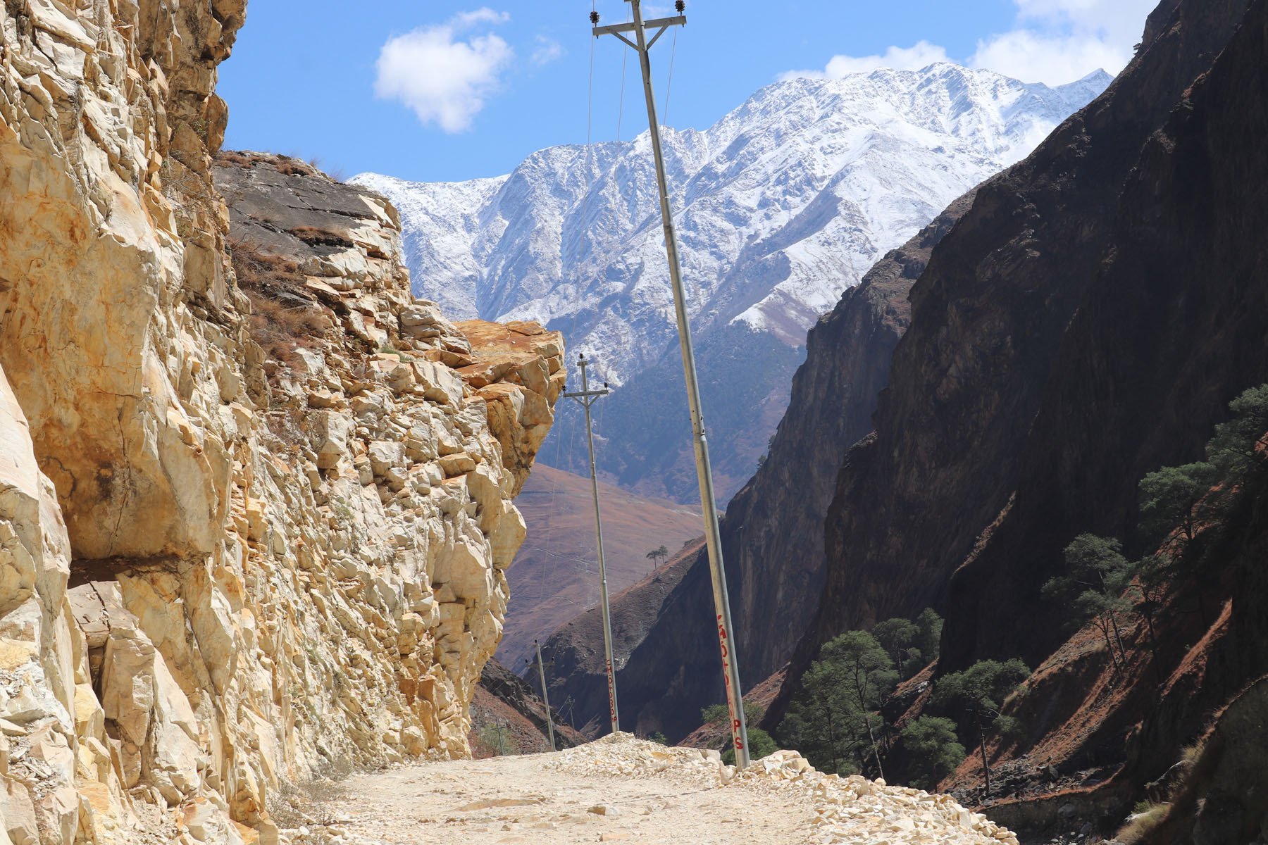 गाडिएका विद्युतका पोल...