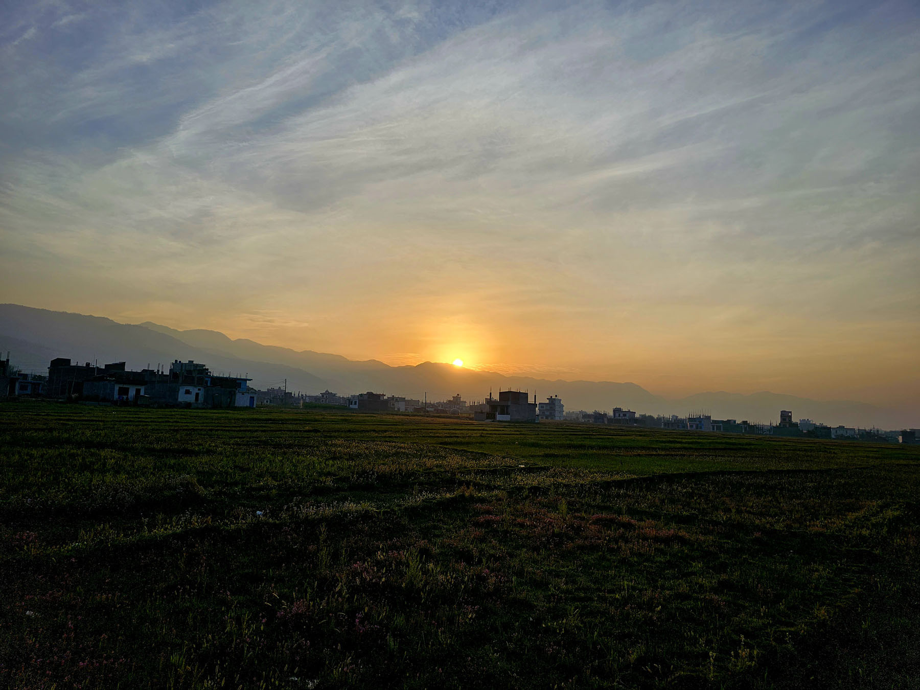 काठकुवाबाट देखिएको उदाउँदै गरेको सूर्य