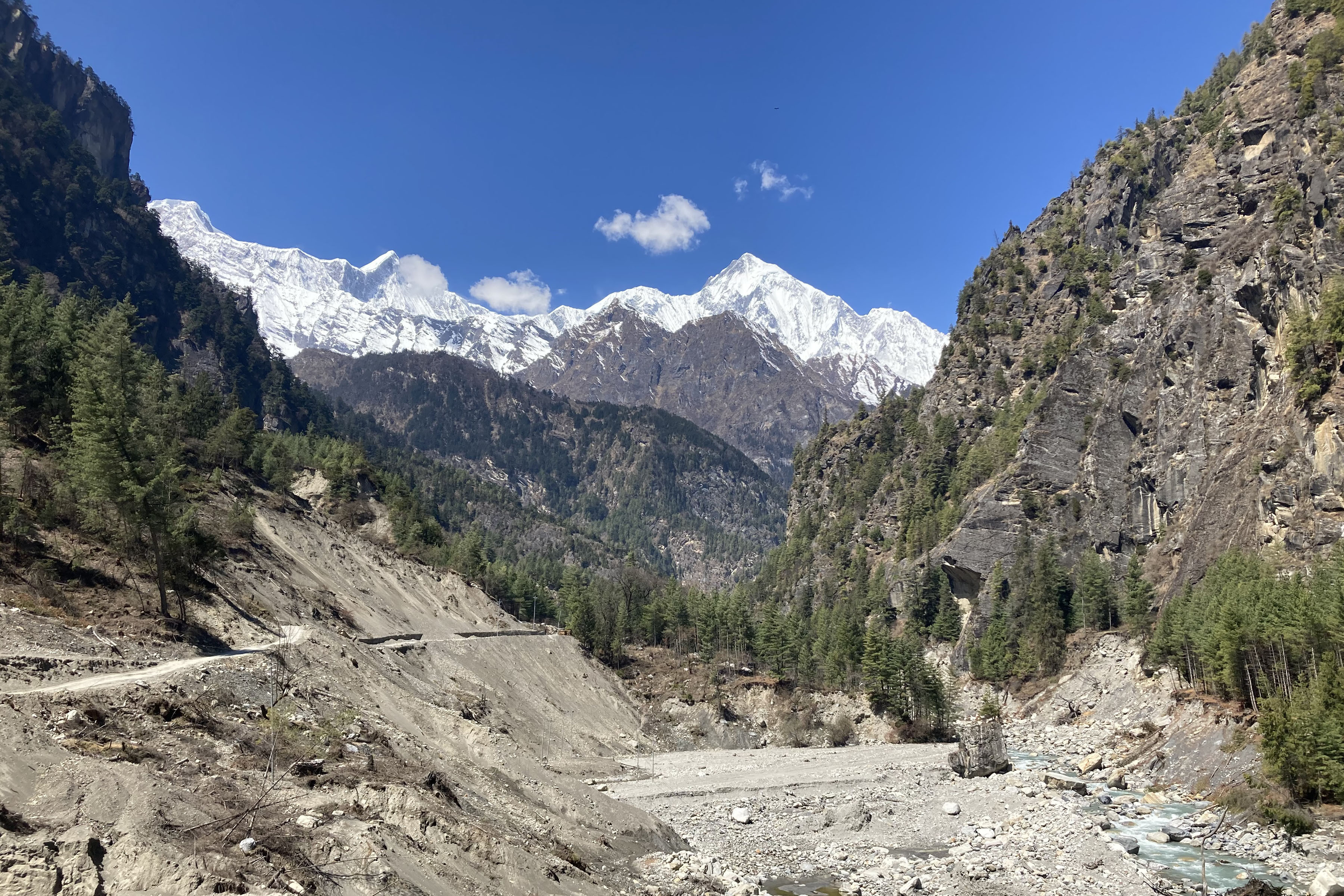 अन्नपूर्ण हिमाल र फेदीमा मर्स्याङ्दी नदी