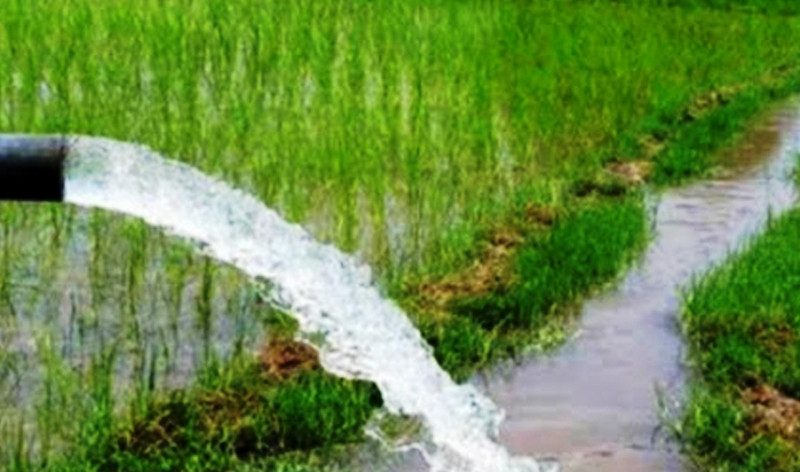 लिफ्टिङ’ गरेर रामपुरतर्फ पानी ल्याइँदै