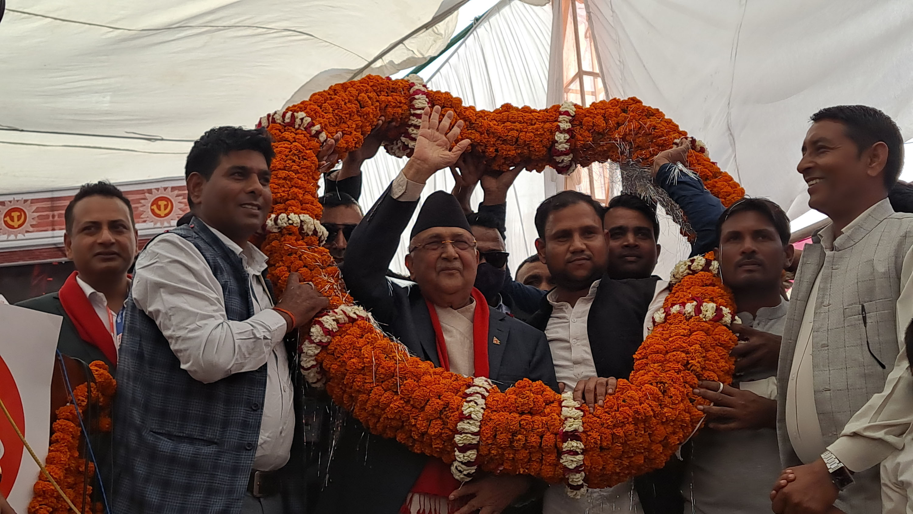 अध्यक्ष केपी शर्मा ओलीलाई नौ केजीको माला