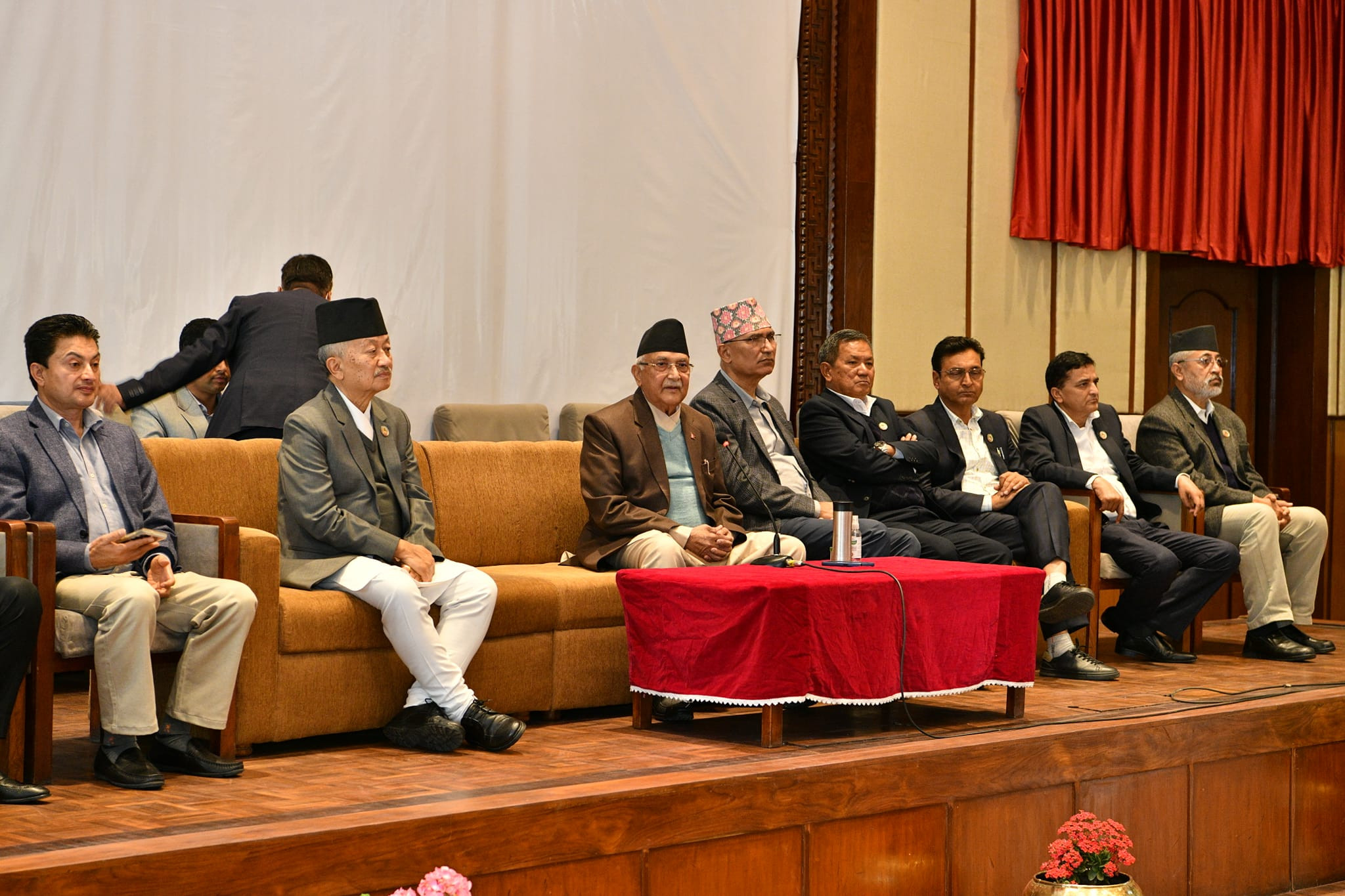 प्रचण्डलाई विश्वासको मत नदिने एमालेको निर्णय