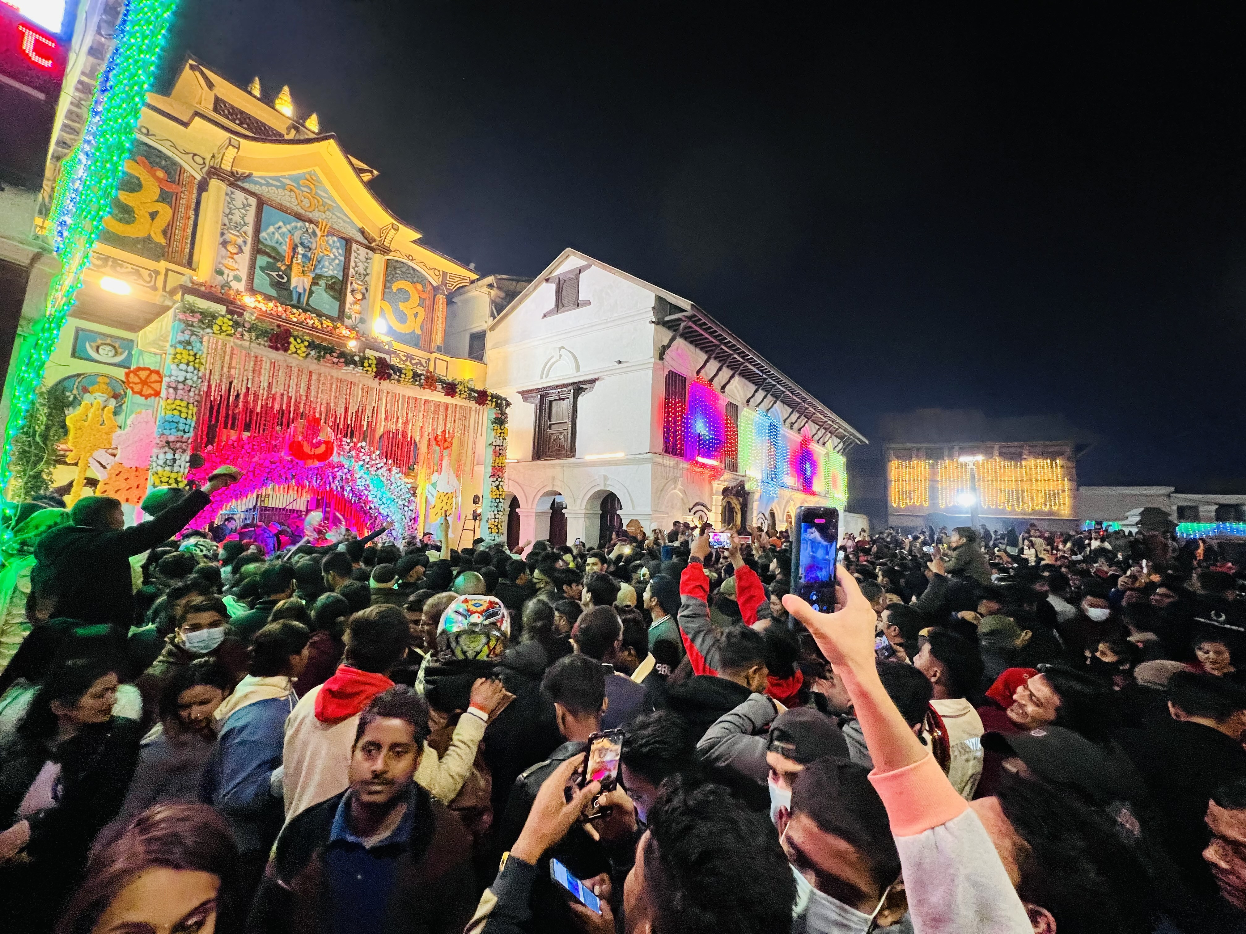 भोलेनाथलाई खुसी बनाउने खास दिन, पशुपतिनाथमा बिहान २ बजेदेखिनै भिड