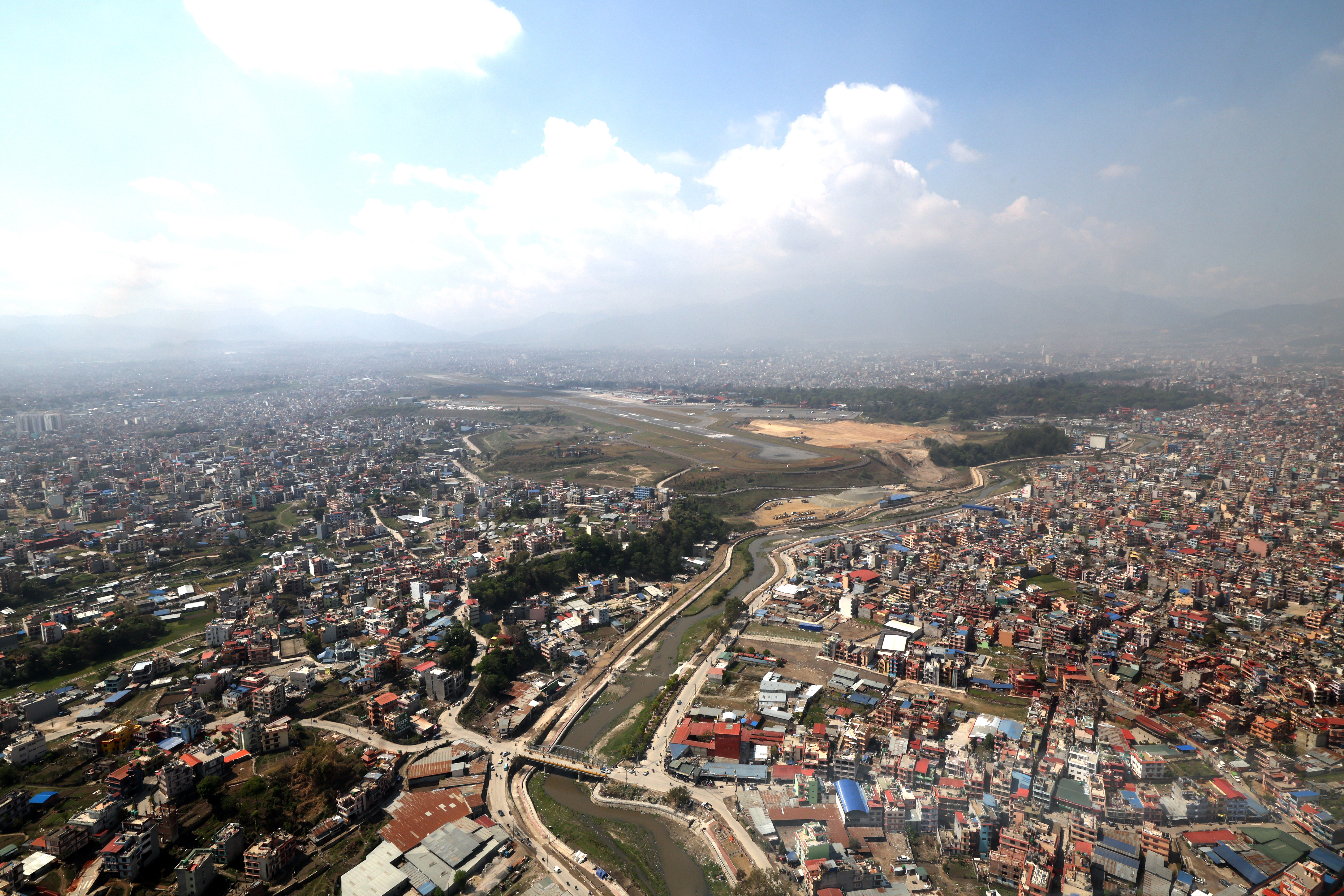 हेलिकप्टरबाट खिचिएको  काठमाडौँ उपत्यका  वरपरको दृश्य