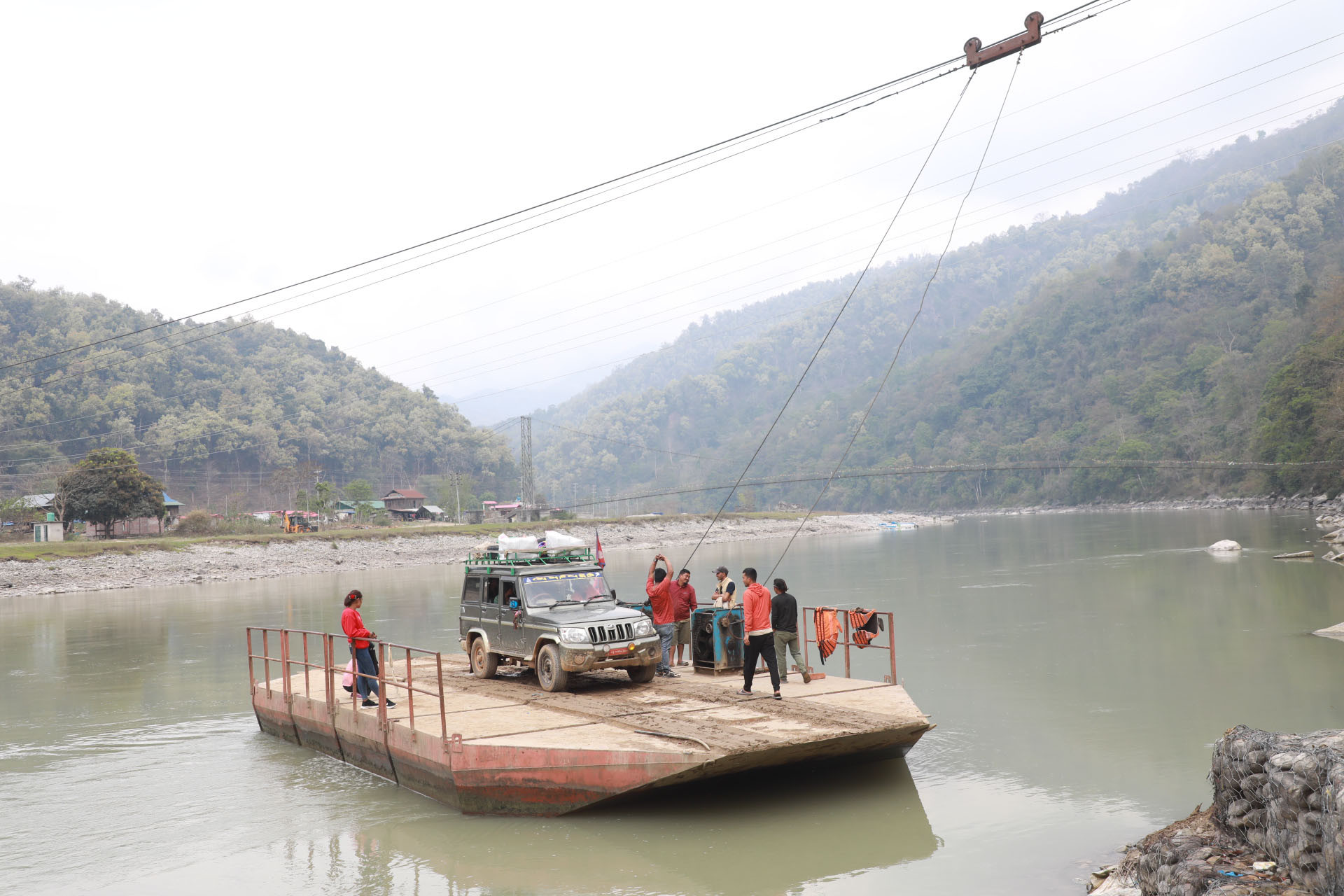 फेरीमार्फत गाडी नदी पार गर्दै