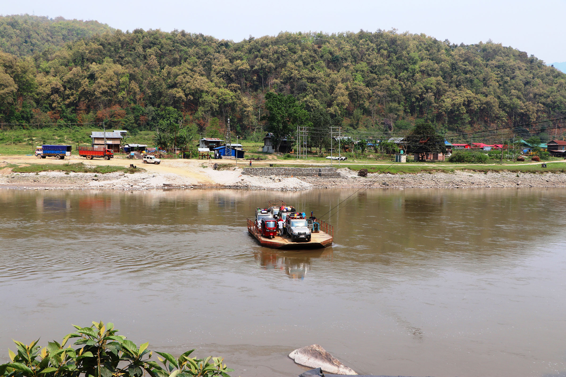 फेरी मार्फत गाडी तारिँदै