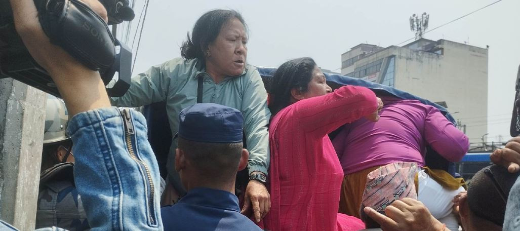 सरकारविरूद्ध उत्रिएका द्वन्द्वपीडित प्रहरी नियन्त्रणमा, बानेश्वर तनावग्रस्त