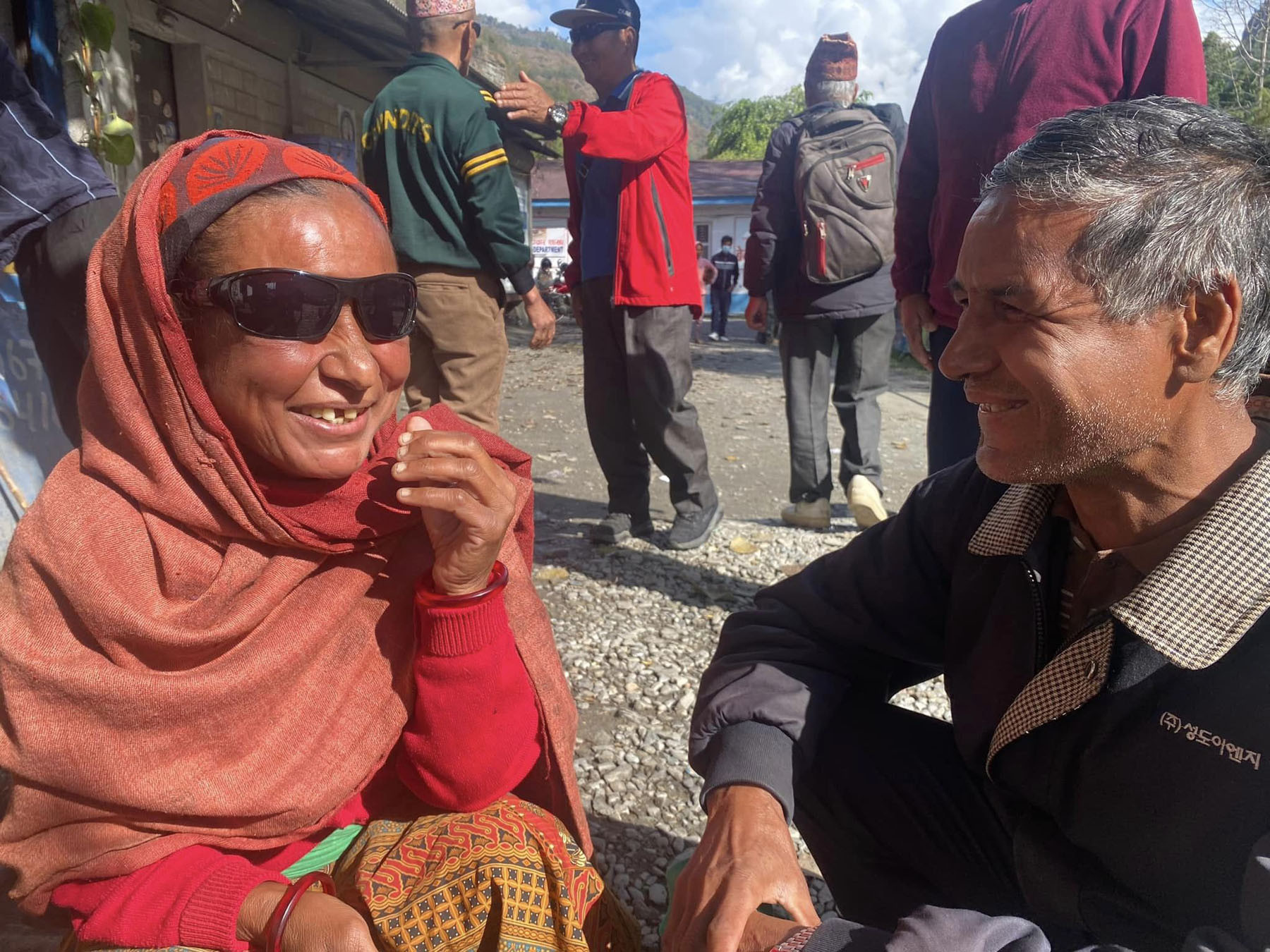 आँखा देखेपछि खुसी साट्दै