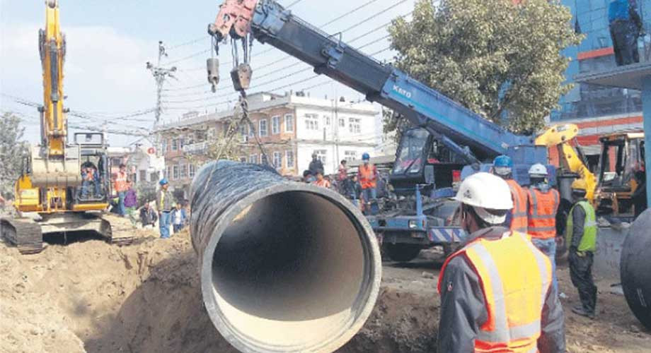 मेलम्चीको पानी वितरण गर्न पाइप विच्छाइँदै