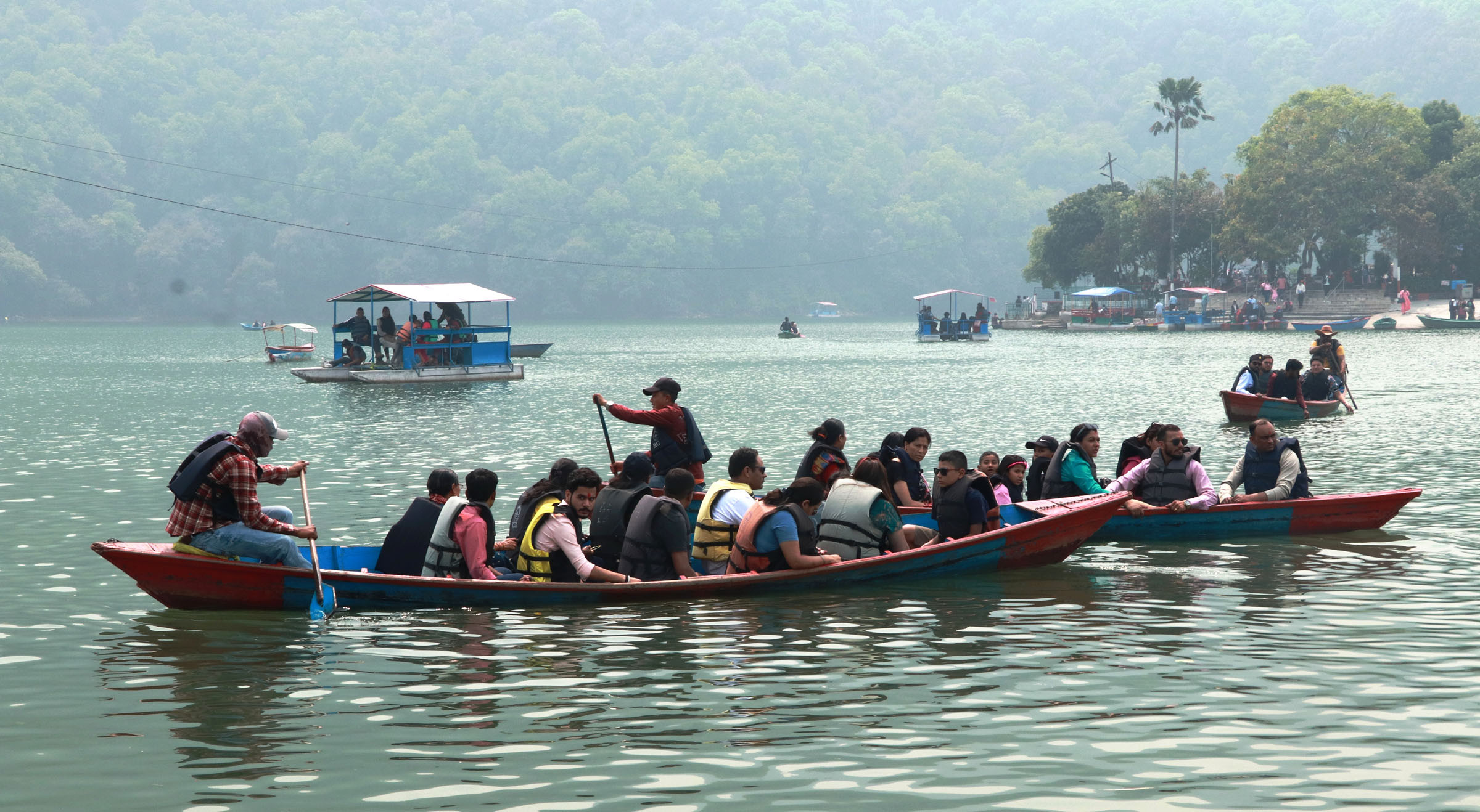 फेवातालमा पर्यटक