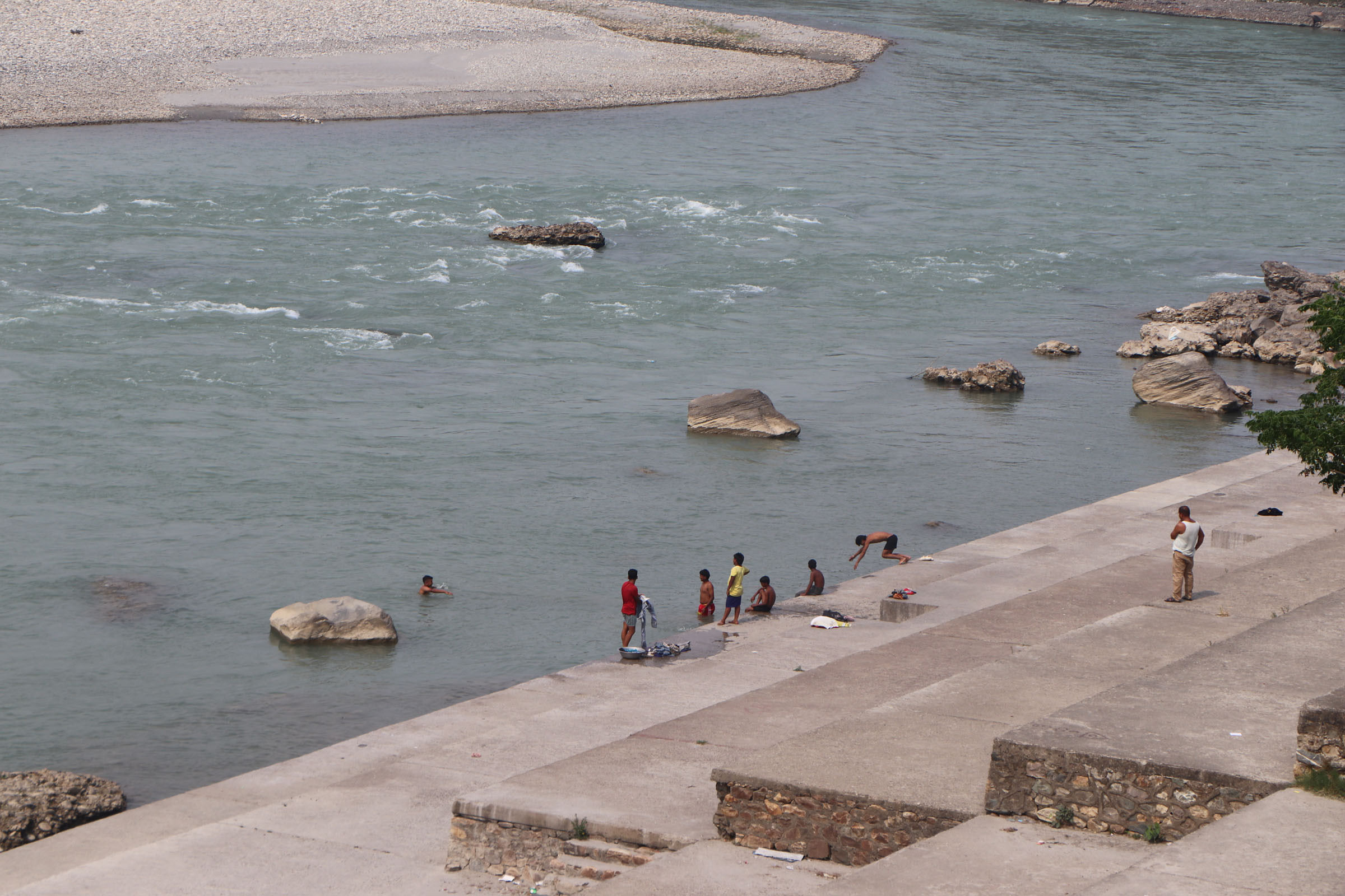 गर्मी छल्न पौडी खेल्दै