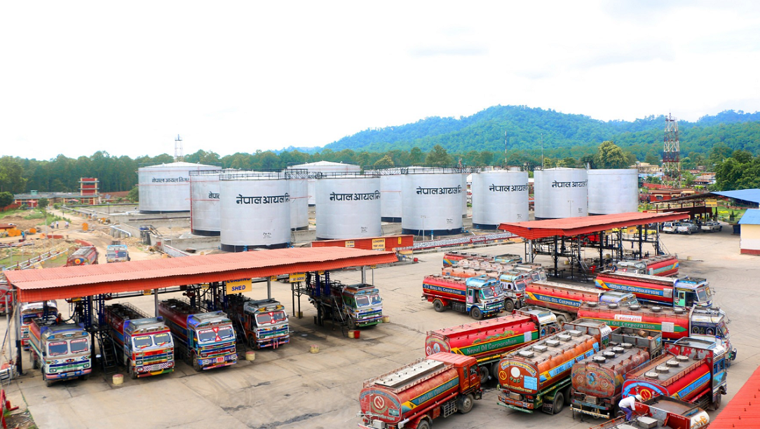 फेरि घटेर आयो पेट्रोलियम पदार्थको मूल्य, नेपालमा के होला