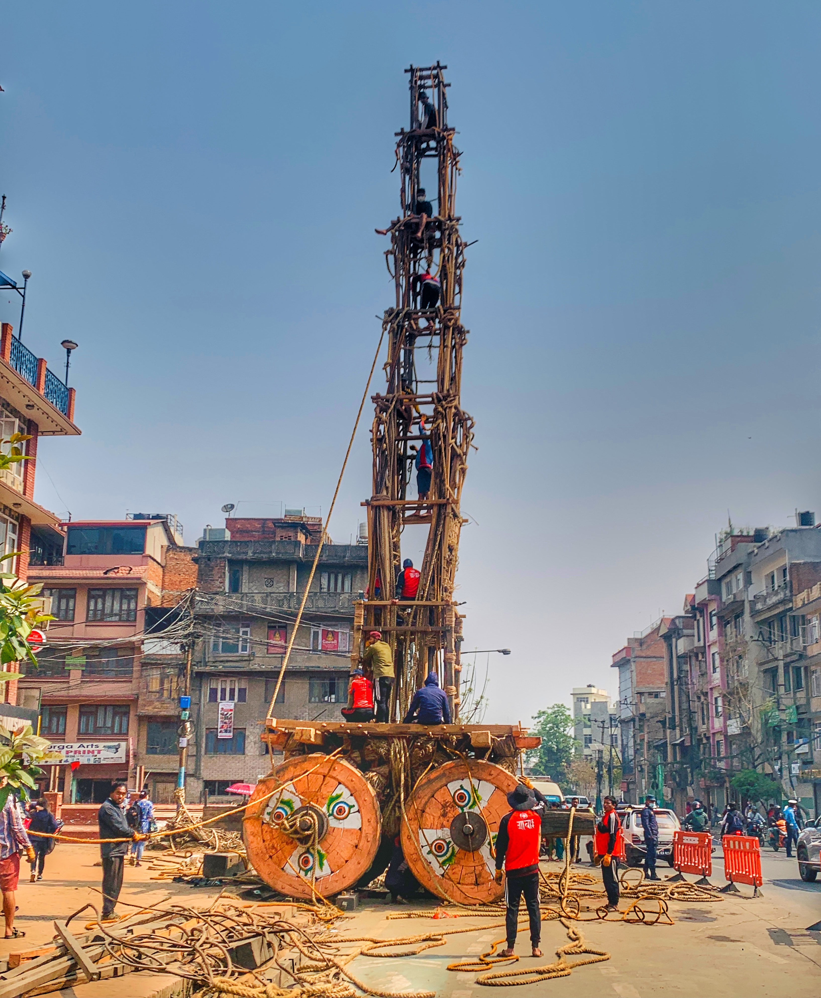 रातो मच्छिन्द्रनाथको रथ बनाउँदै