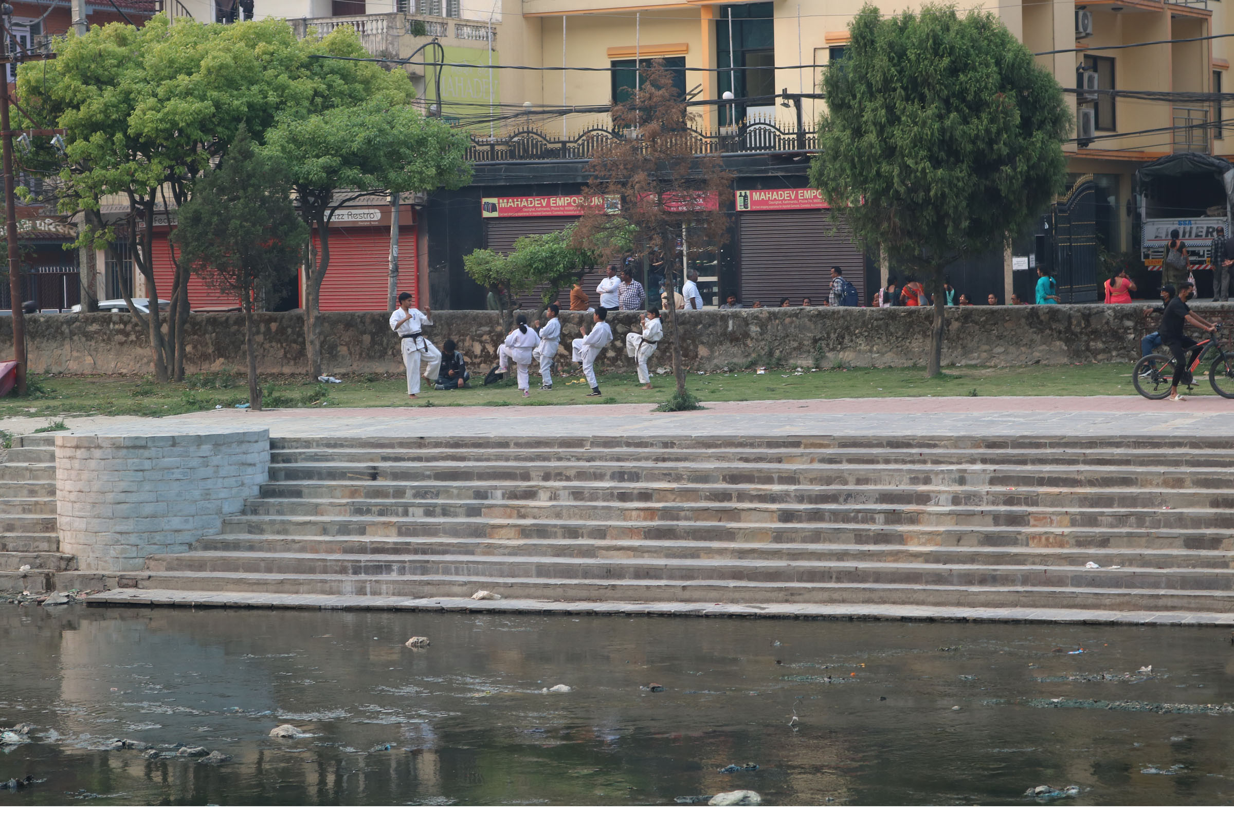 नदी किनारामा खेलकुद प्रशिक्षण