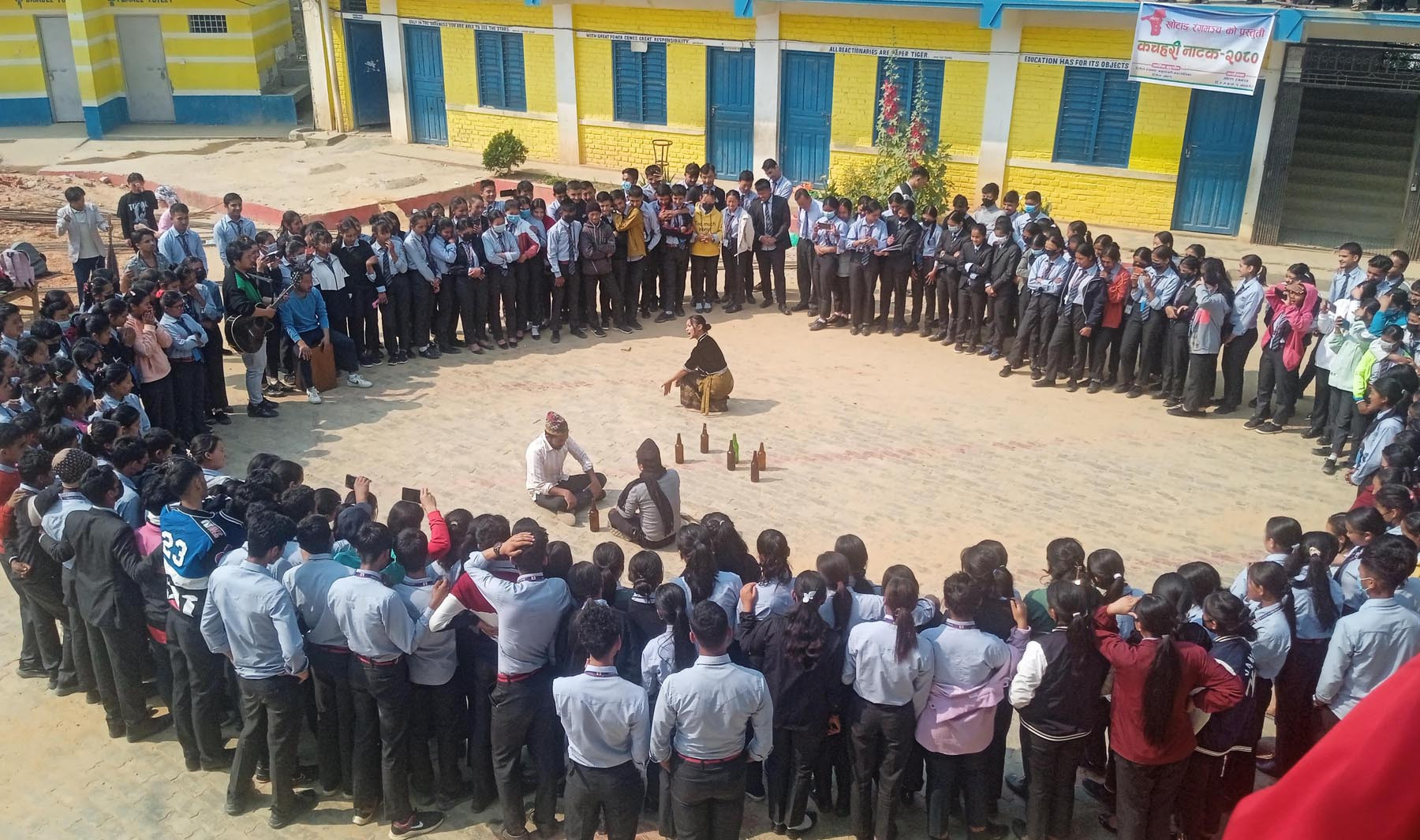 नाटक प्रदर्शन गर्दै कलाकार