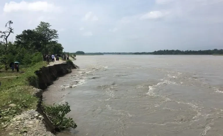 दुर्व्यसनीको अखडा बन्दै नारायणी नदी किनार