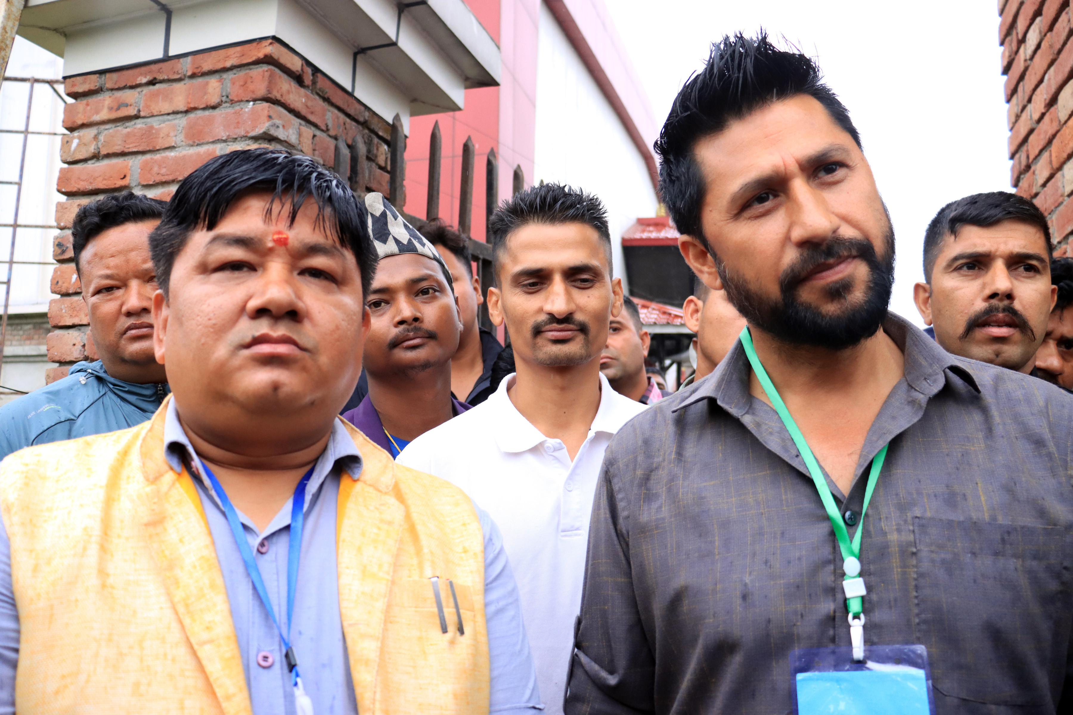 सर्वदलीय बैठकपछि सञ्चारकर्मीसँग कुरा गर्दै उम्मेदवारद्वय लामिछाने र श्रेष्ठ