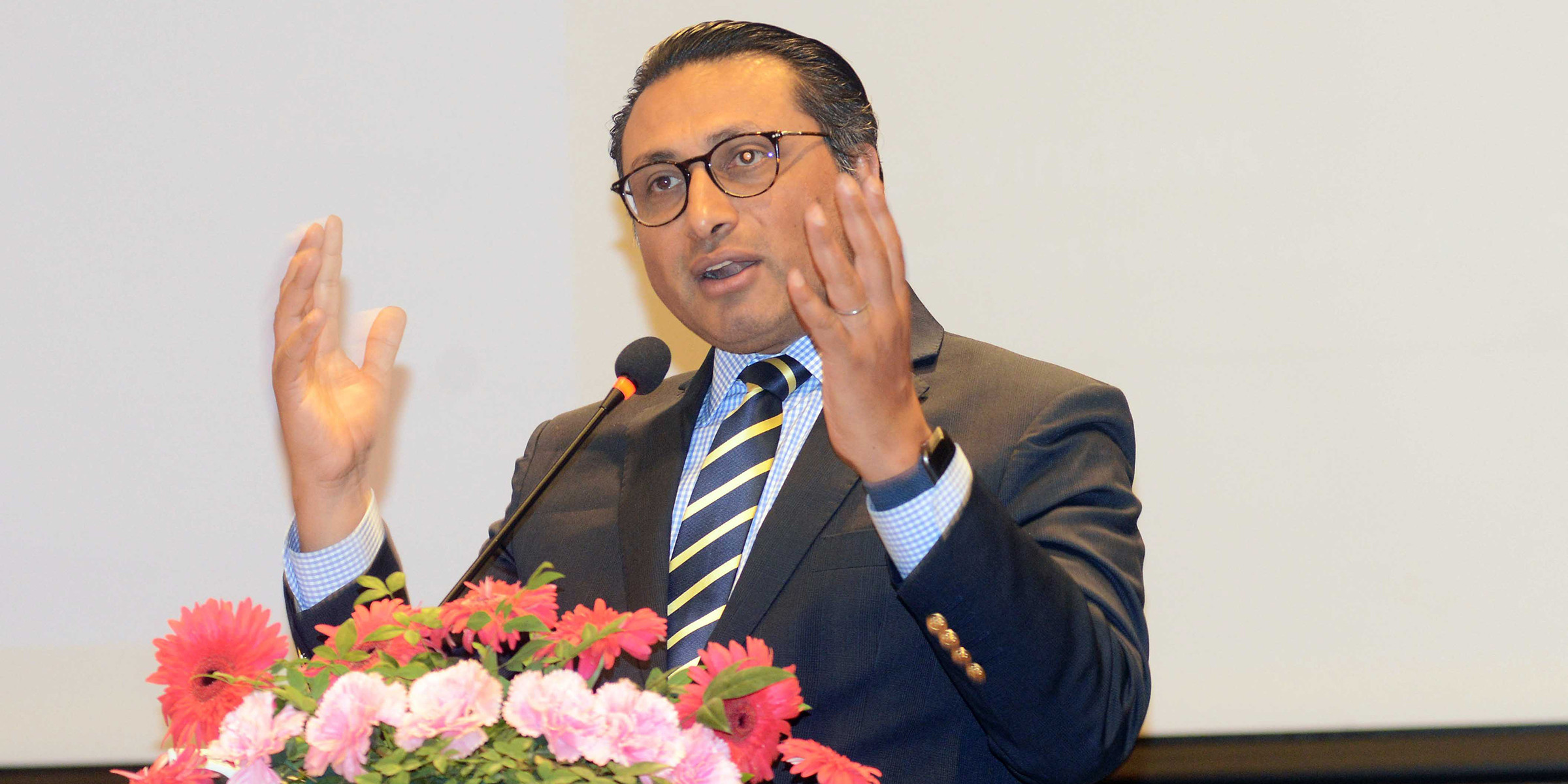 गरिबको नाममा सधैं ‘तर’ मार्ने स्वर्णिम वाग्लेलाई नौ प्रश्न