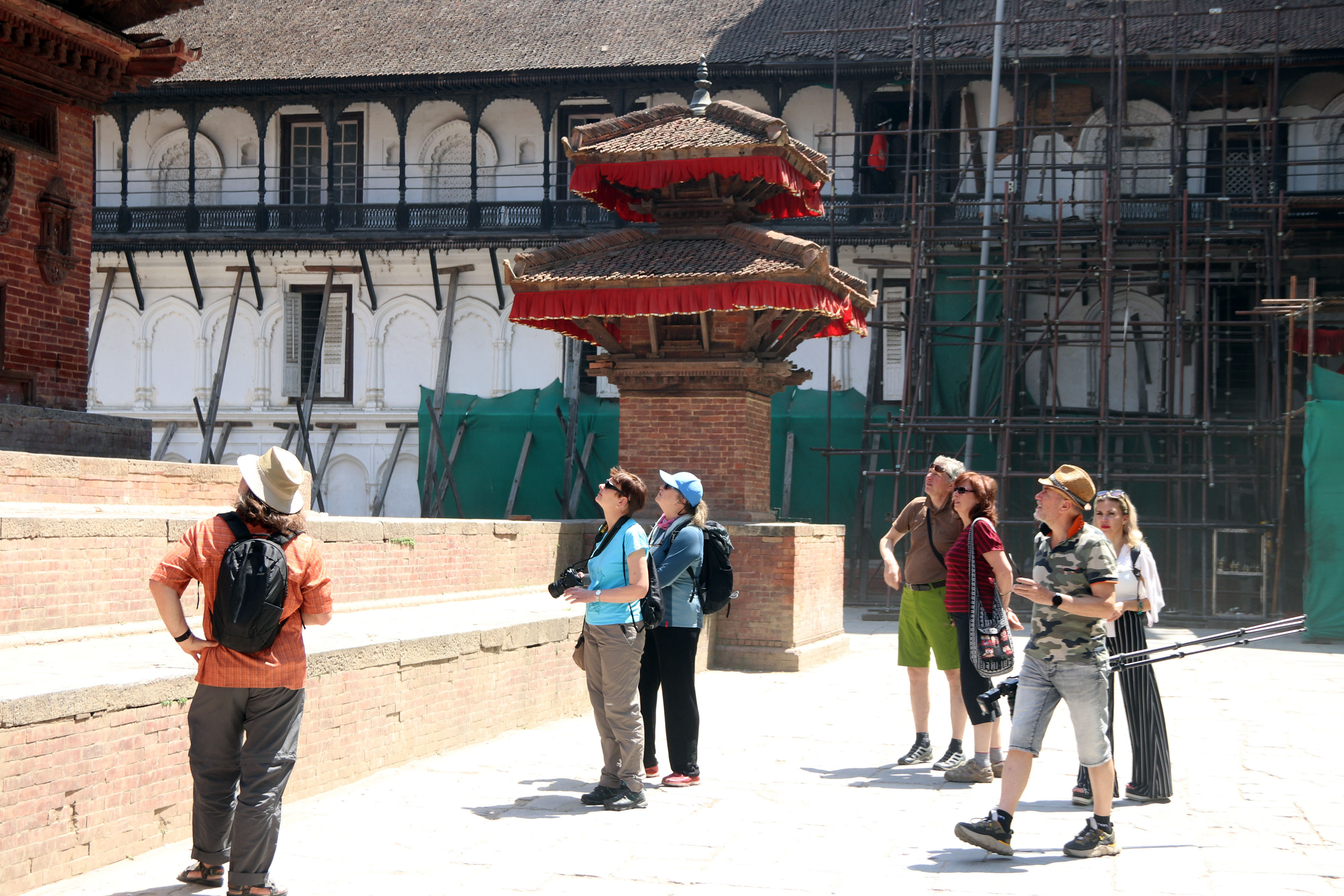 अवलोकन गर्दै पर्यटक