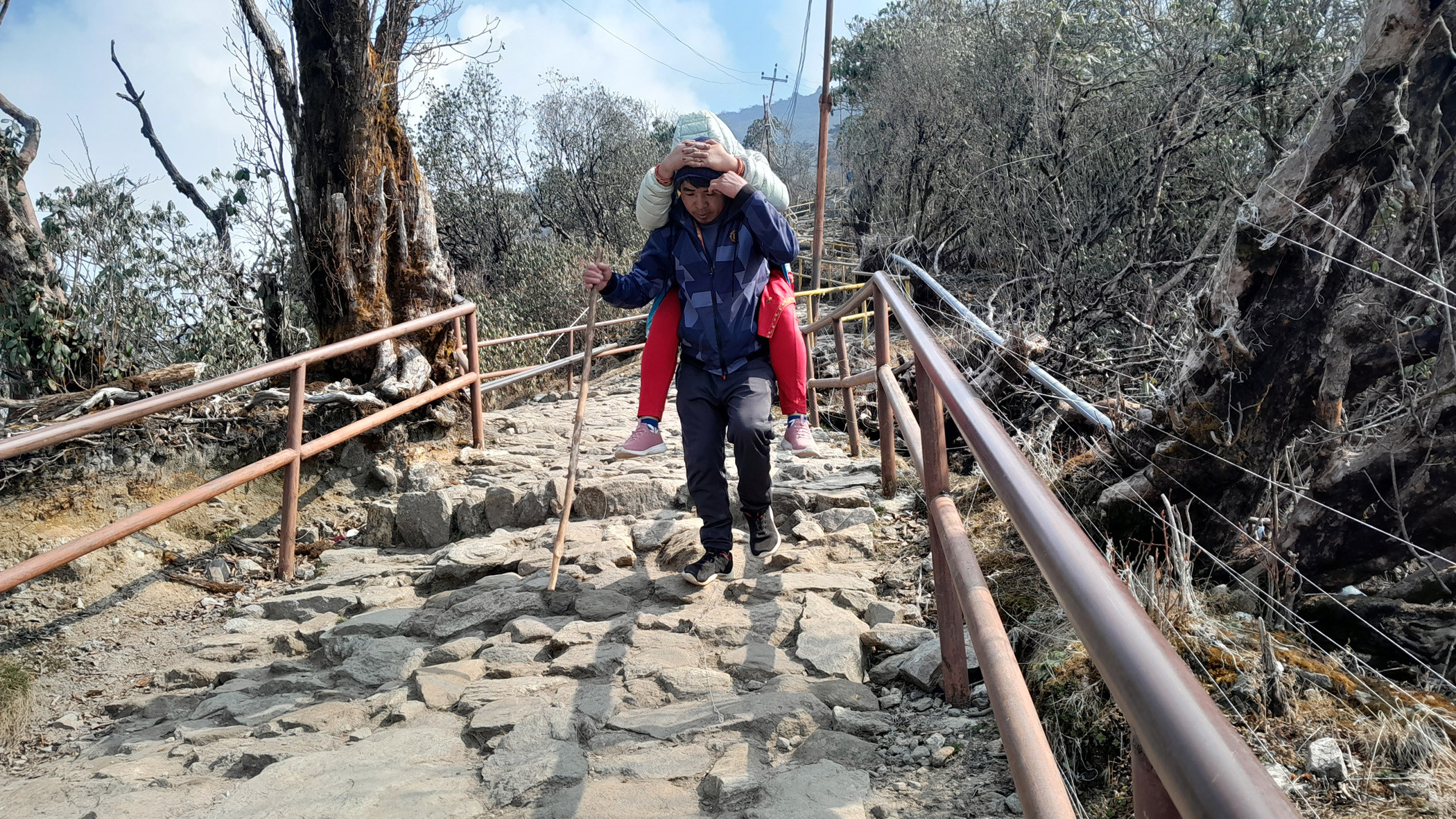 दर्शनार्थीलाई बोक्दै भरिया