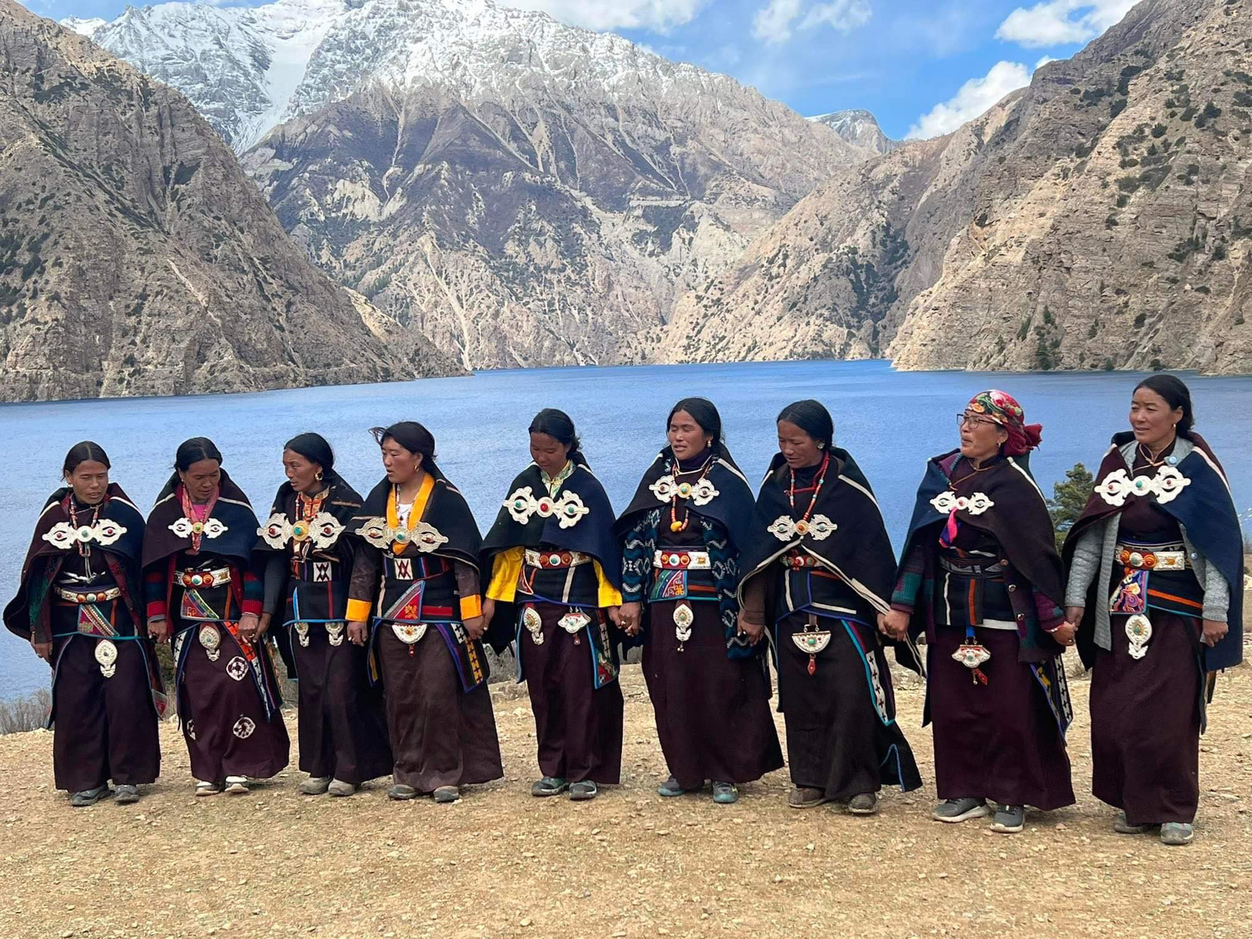 फोक्सुण्डो तालको छेउमा देखाएको स्याप्डो नाच