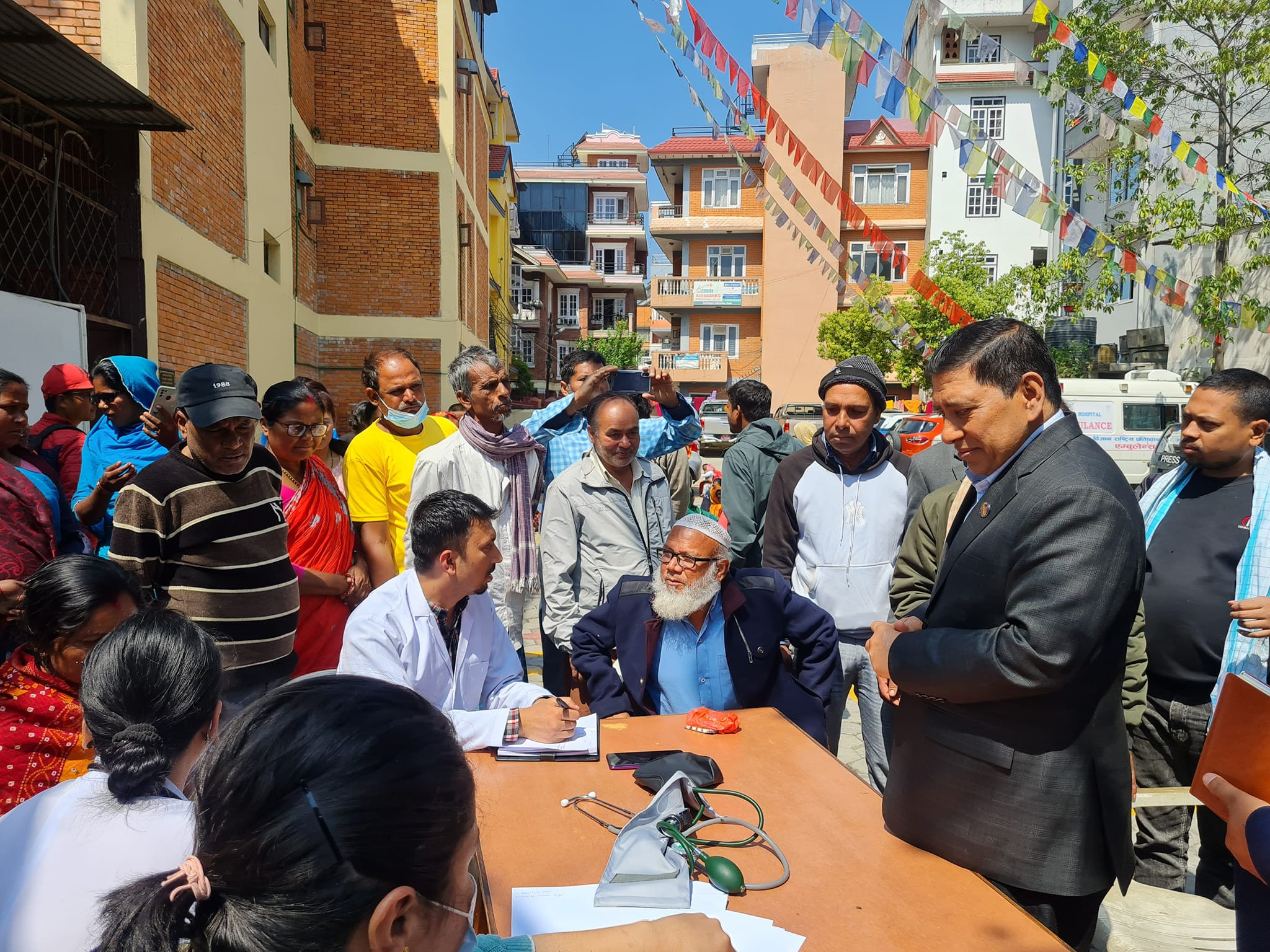 मिटरब्याज पीडितको स्वास्थ्य अवस्थाबारे गृहमन्त्रीको चासो (फोटो फिचर)